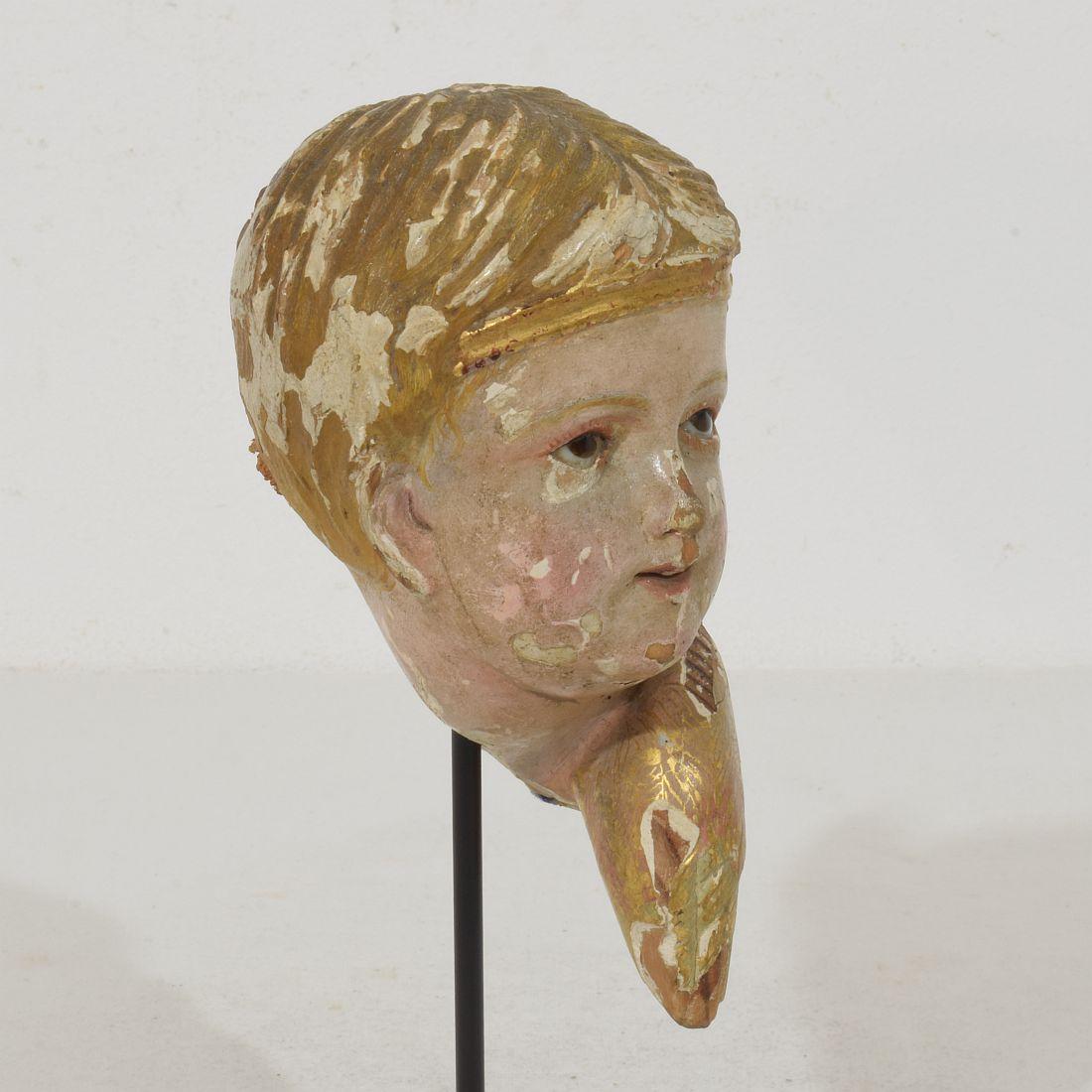 Tête d'ange ailée espagnole du début du 20e siècle sculptée à la main en vente 3