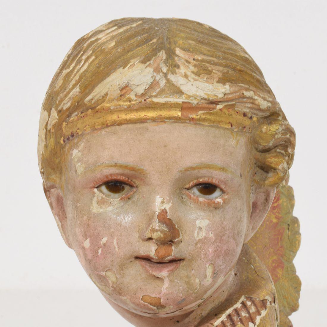 Tête d'ange ailée espagnole du début du 20e siècle sculptée à la main en vente 6