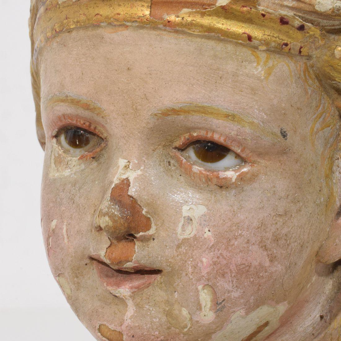 Tête d'ange ailée espagnole du début du 20e siècle sculptée à la main en vente 9