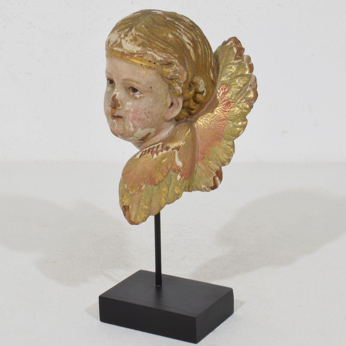 Merveilleuse tête d'ange en bois sculptée à la main au début du 20e siècle, avec des yeux en verre.
Un regard étonnant et une belle expression.
Espagne vers 1900-1920
Vieillissement, petites pertes.
H:20cm  L:9cm P:6cm 
Les mesures incluent le socle