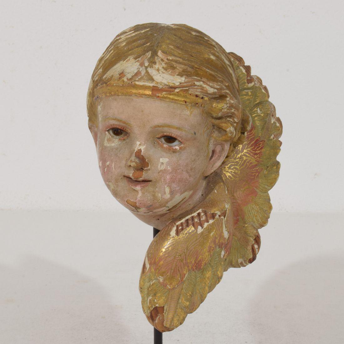 20ième siècle Tête d'ange ailée espagnole du début du 20e siècle sculptée à la main en vente