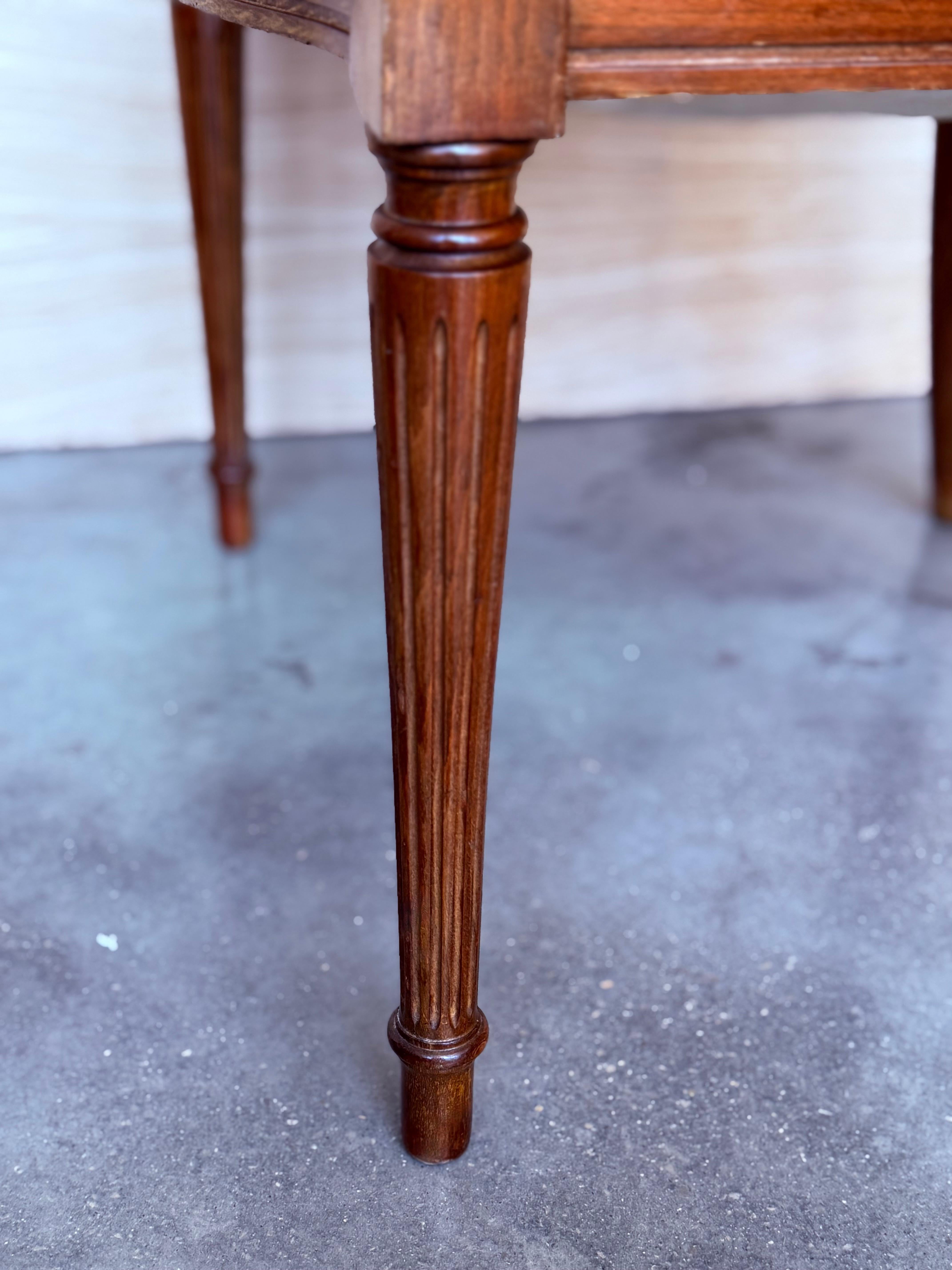 Fauteuil espagnol du début du 20e siècle en bois avec assise en cuir en vente 4