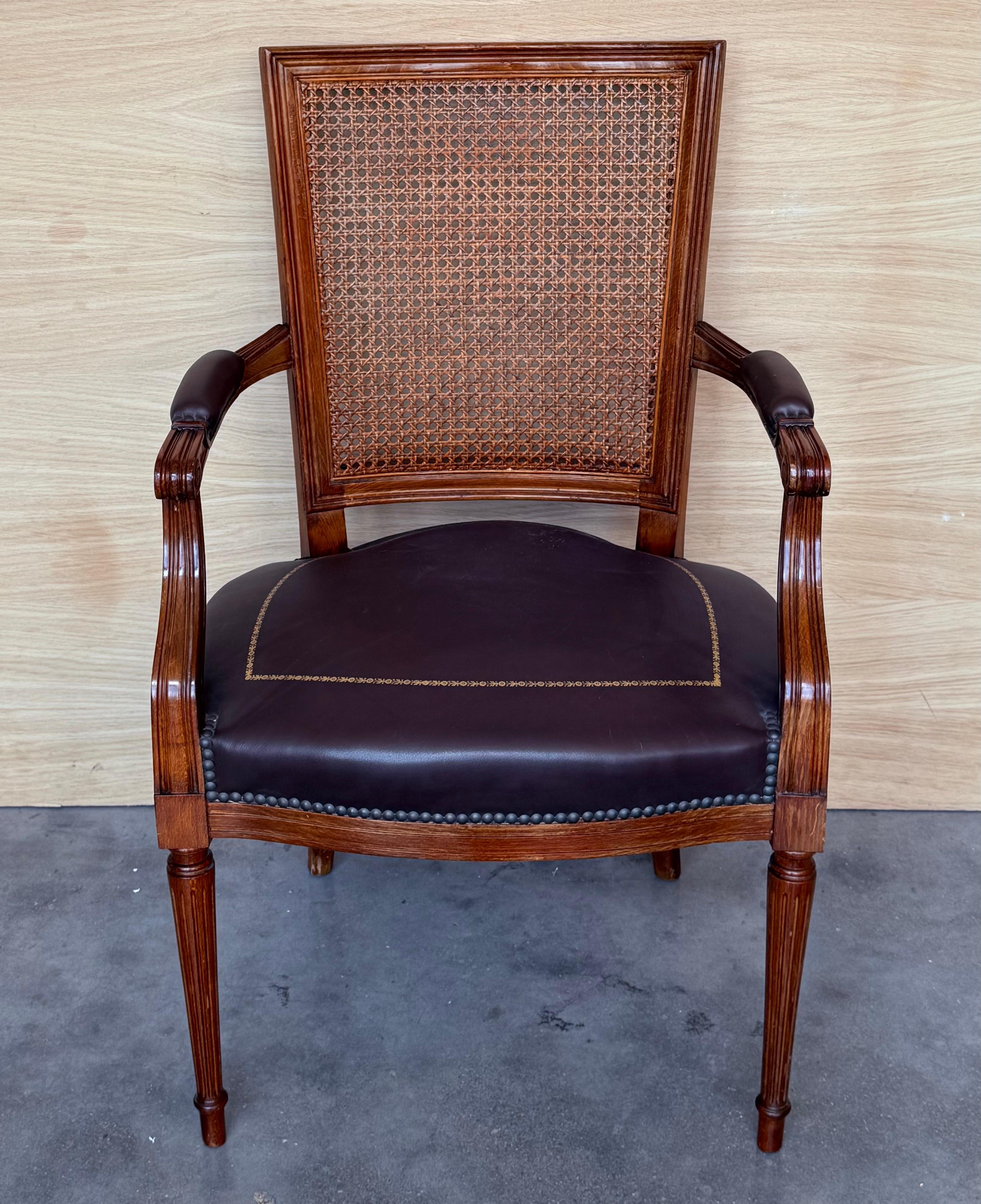 Louis XV Fauteuil espagnol du début du 20e siècle en bois avec assise en cuir en vente