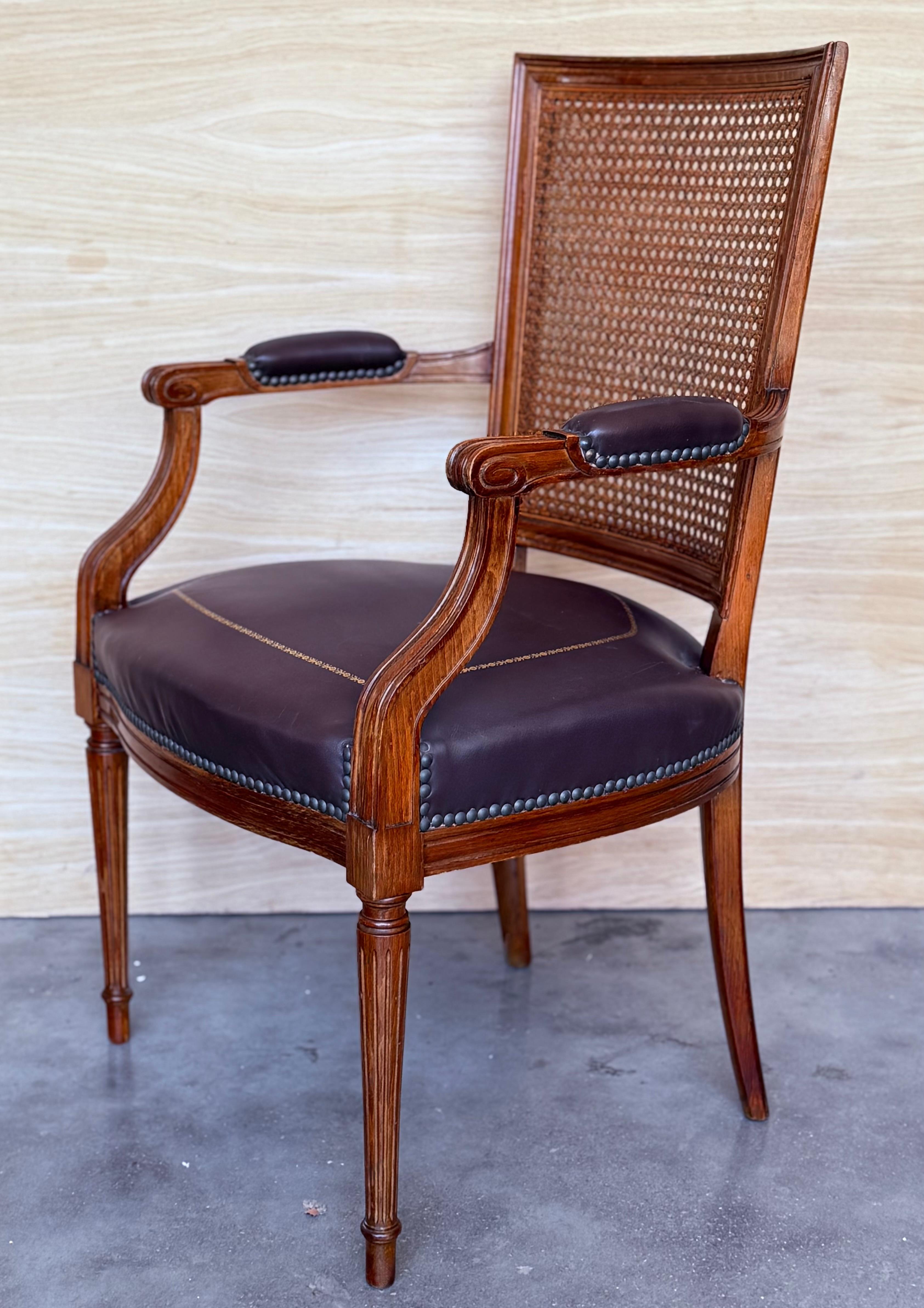 Fauteuil espagnol du début du 20e siècle en bois avec assise en cuir Bon état - En vente à Miami, FL