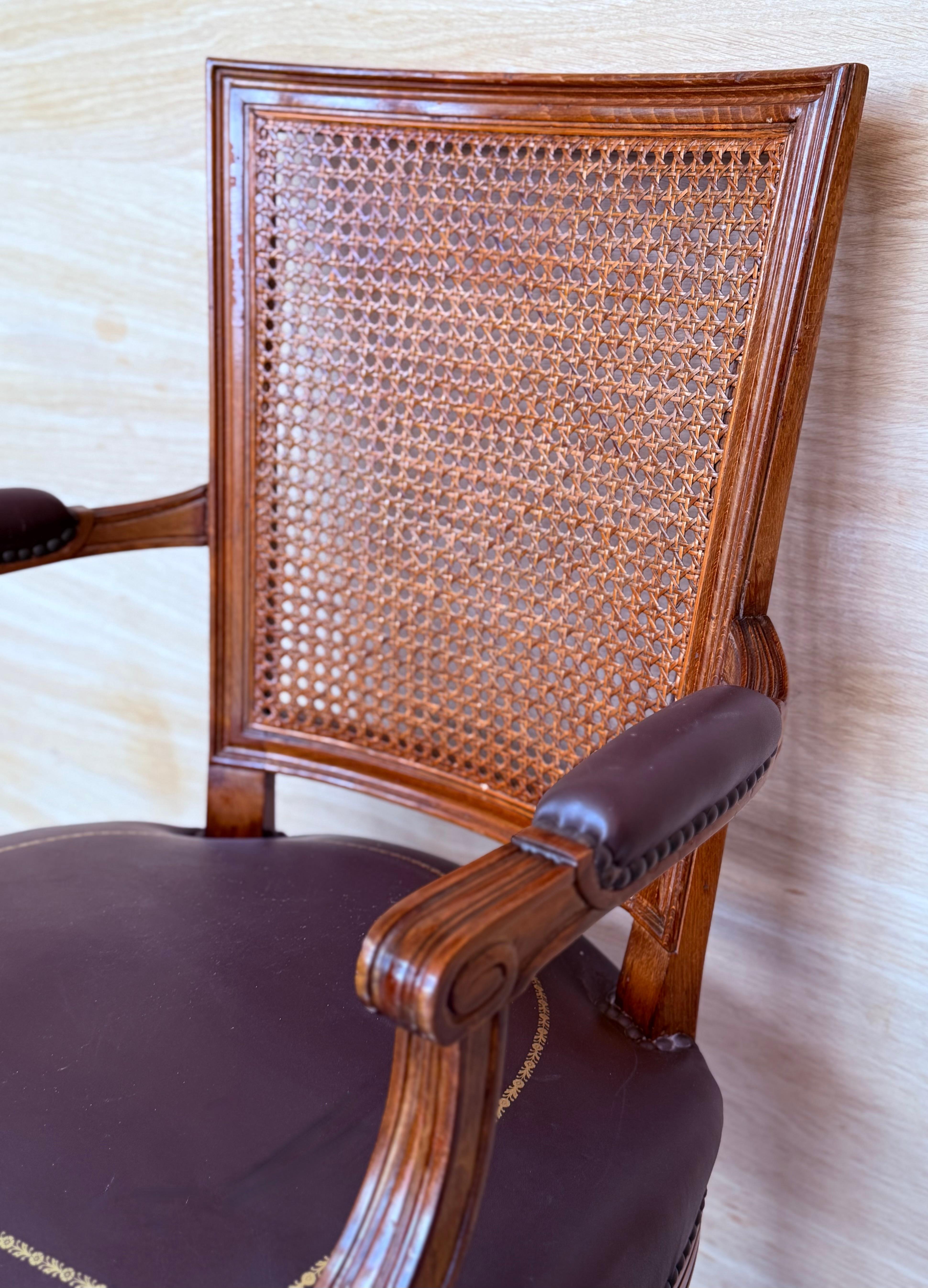 Cuir Fauteuil espagnol du début du 20e siècle en bois avec assise en cuir en vente
