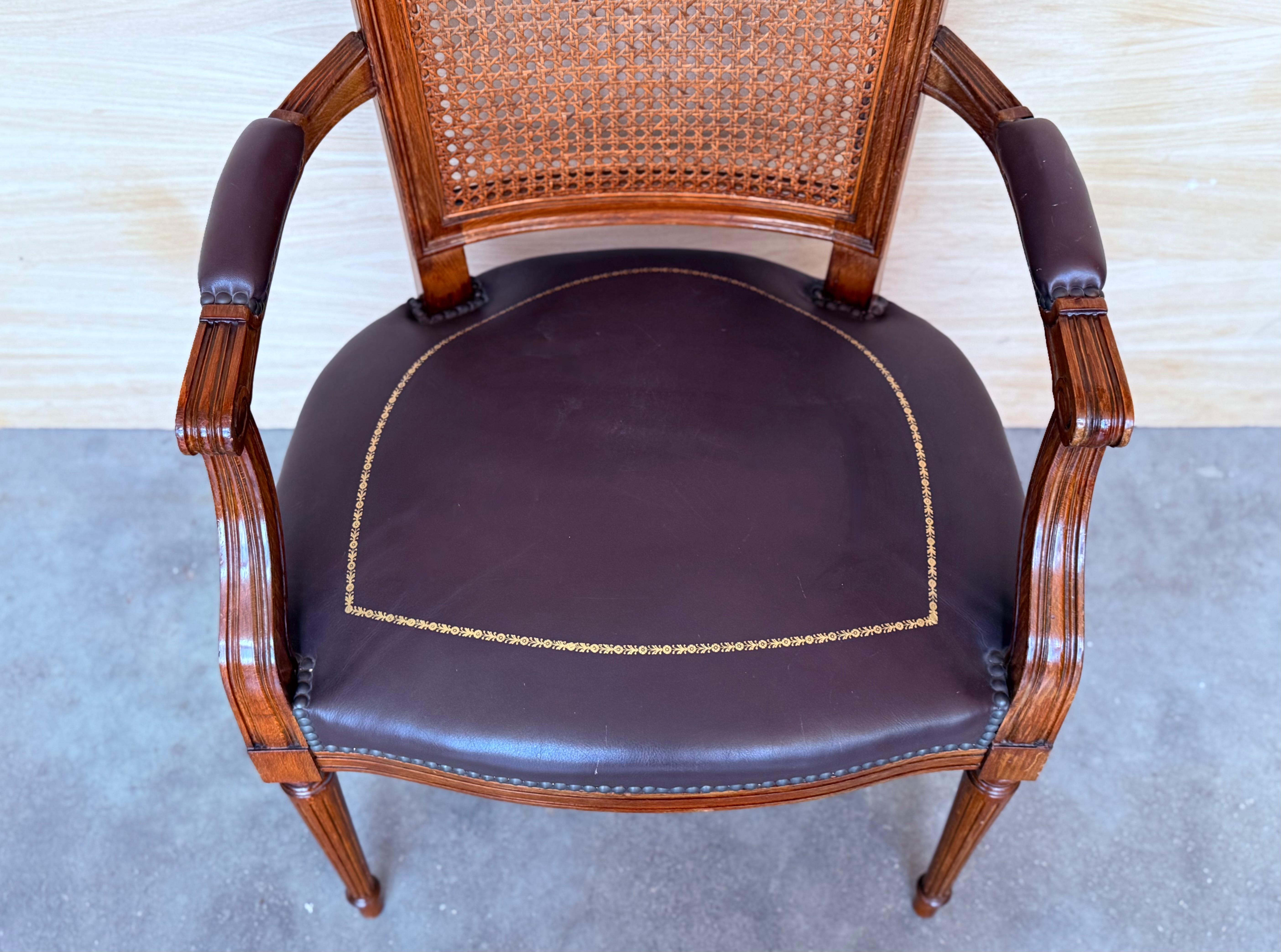Fauteuil espagnol du début du 20e siècle en bois avec assise en cuir en vente 1