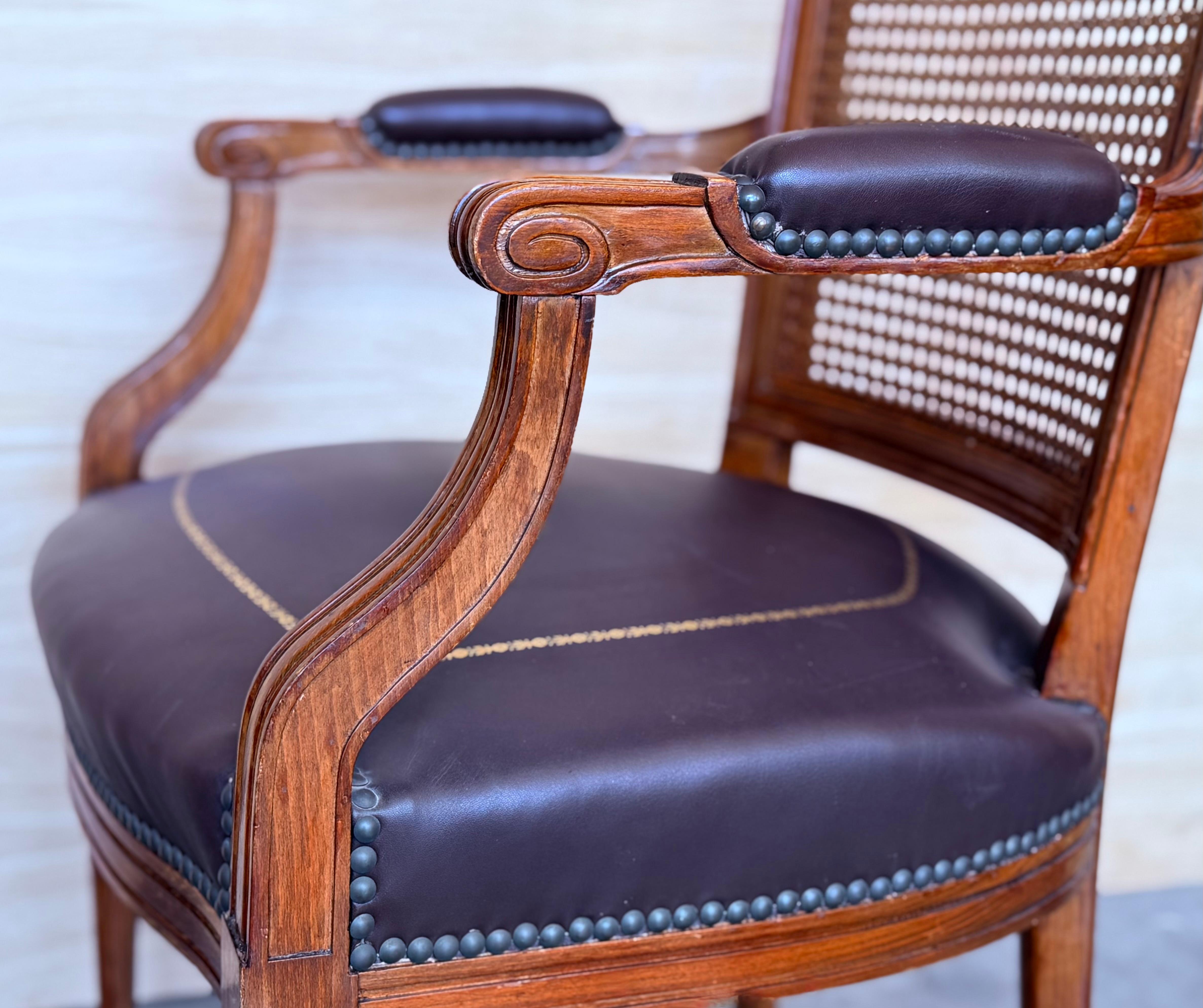 Fauteuil espagnol du début du 20e siècle en bois avec assise en cuir en vente 2