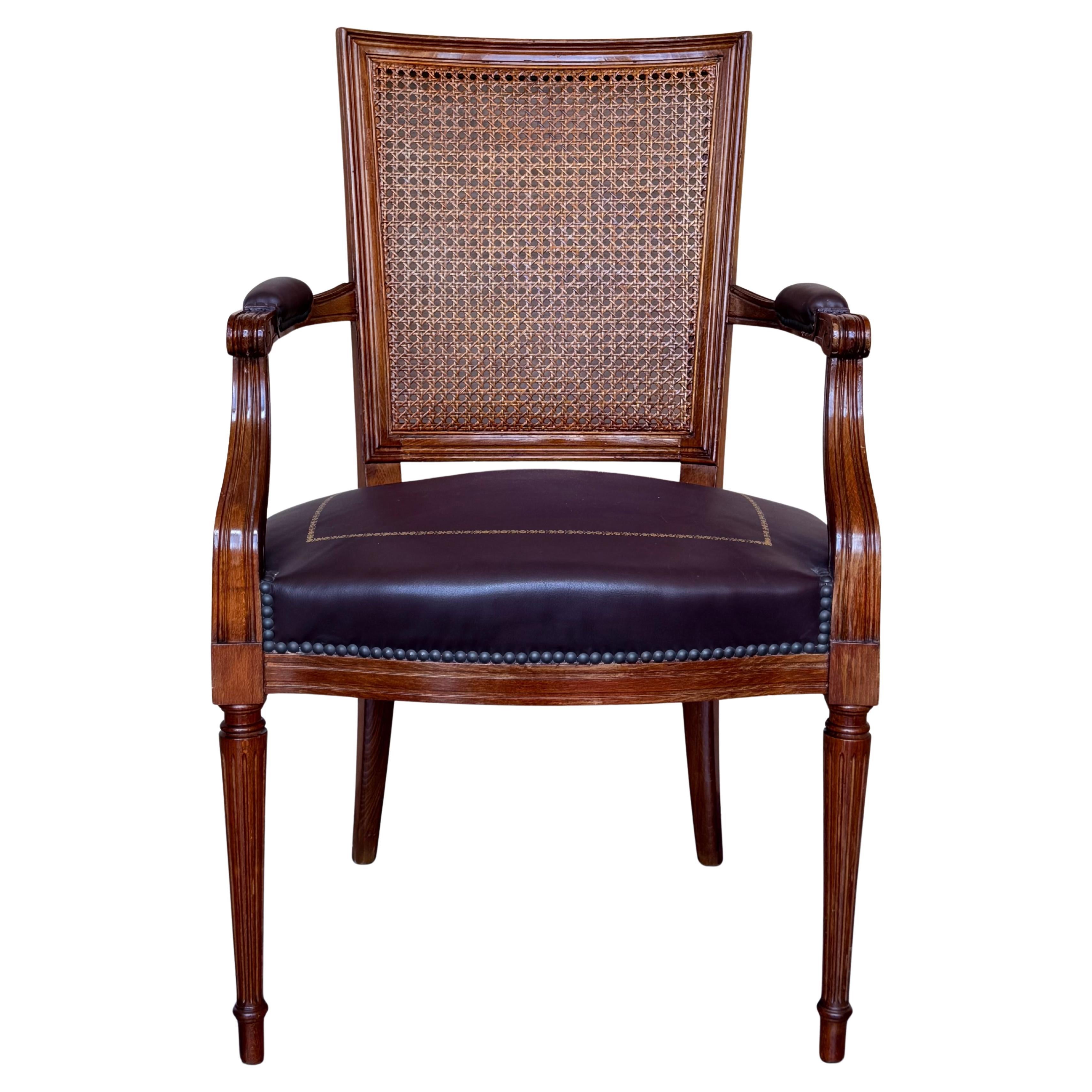 Poltrona Fauteuil spagnola dei primi del Novecento in legno con seduta in pelle
