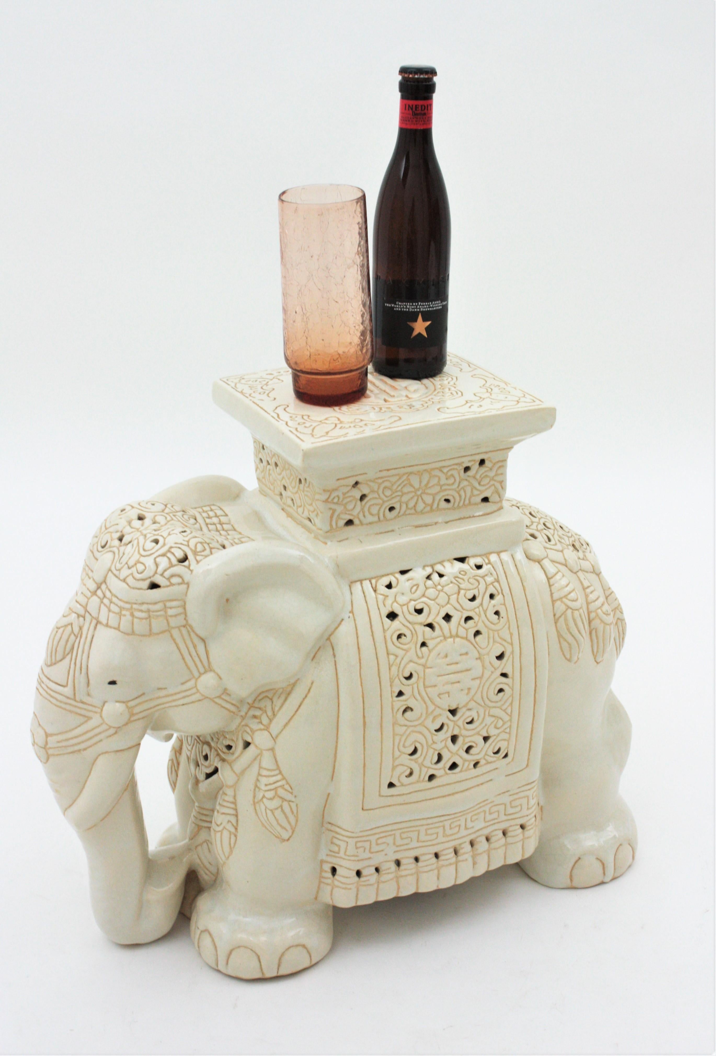 Céramique Table d'appoint ou table à boissons éléphant espagnol en céramique émaillée en vente