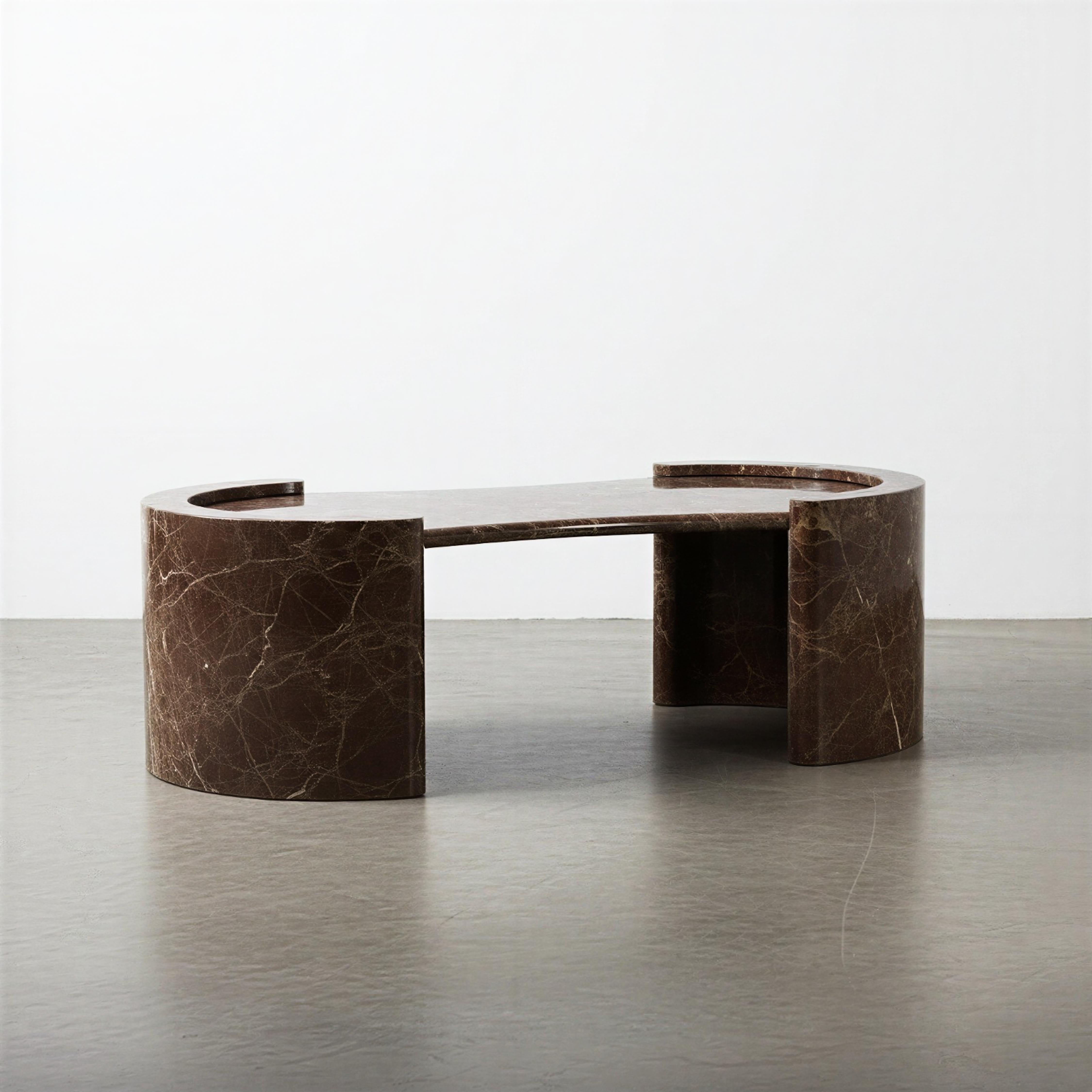 Moderne Table basse sculpturale en marbre Emperador espagnol - One Of A Kind Table en vente