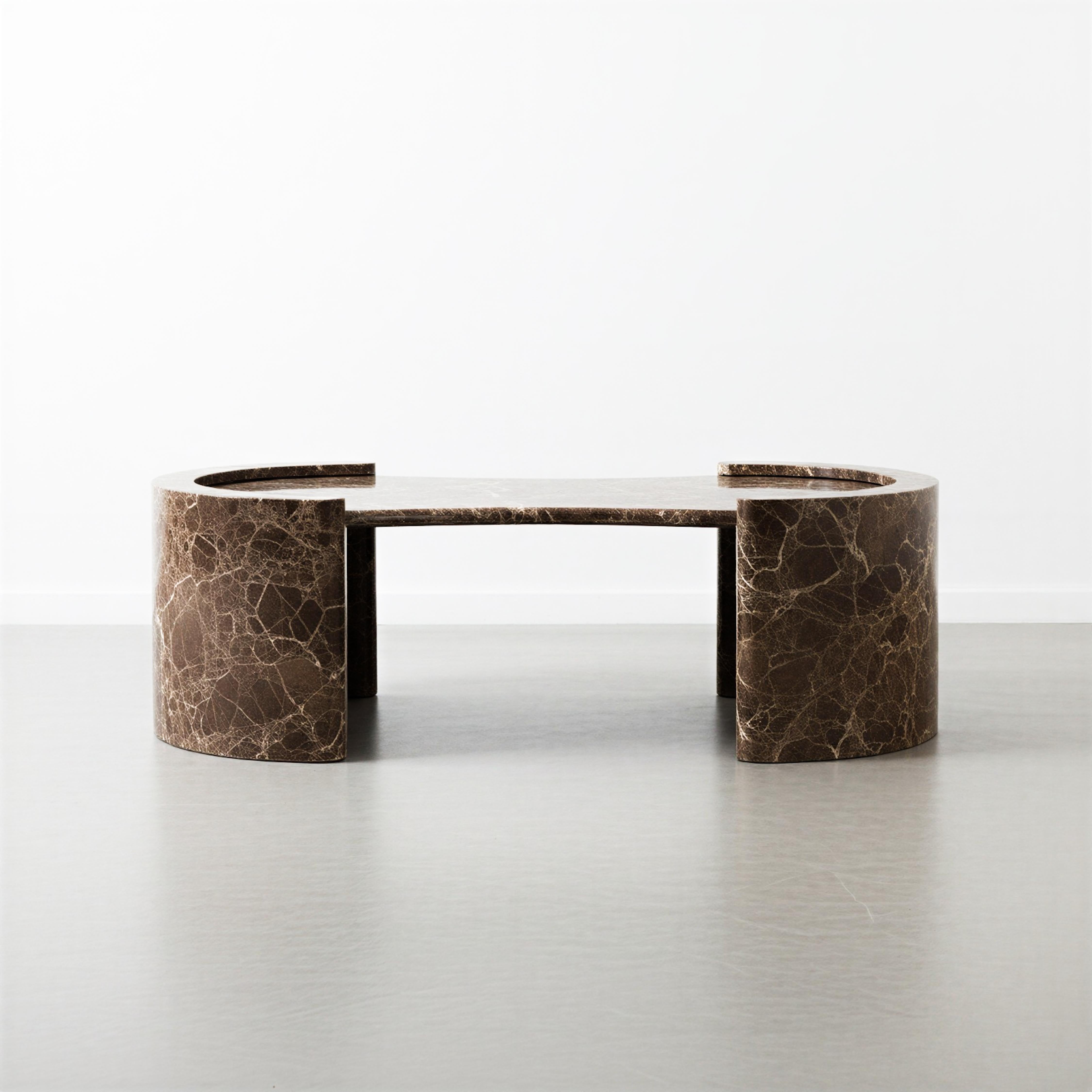 Sculpté à la main Table basse sculpturale en marbre Emperador espagnol - One Of A Kind Table en vente