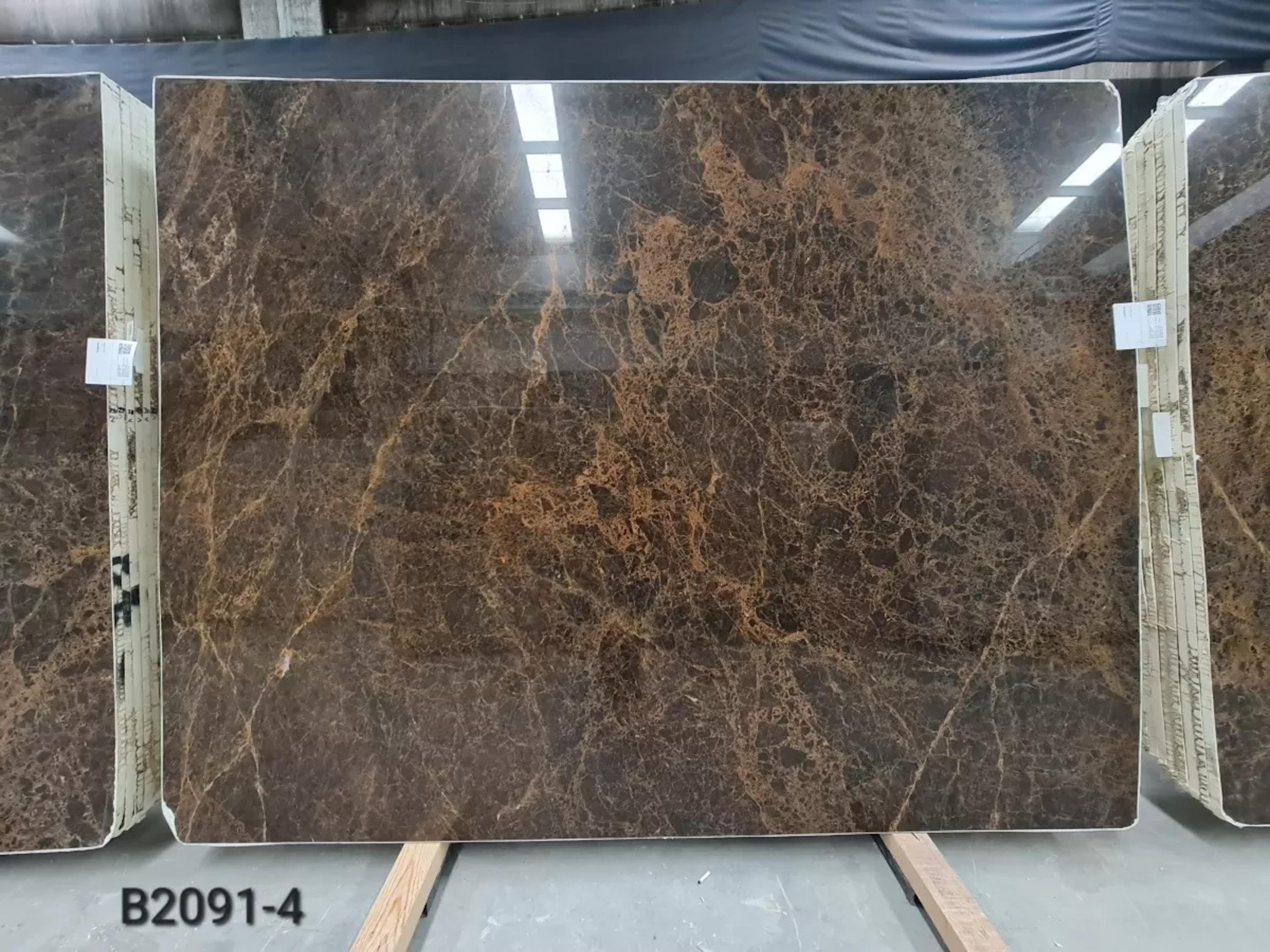 XXIe siècle et contemporain Table basse sculpturale en marbre Emperador espagnol - One Of A Kind Table en vente