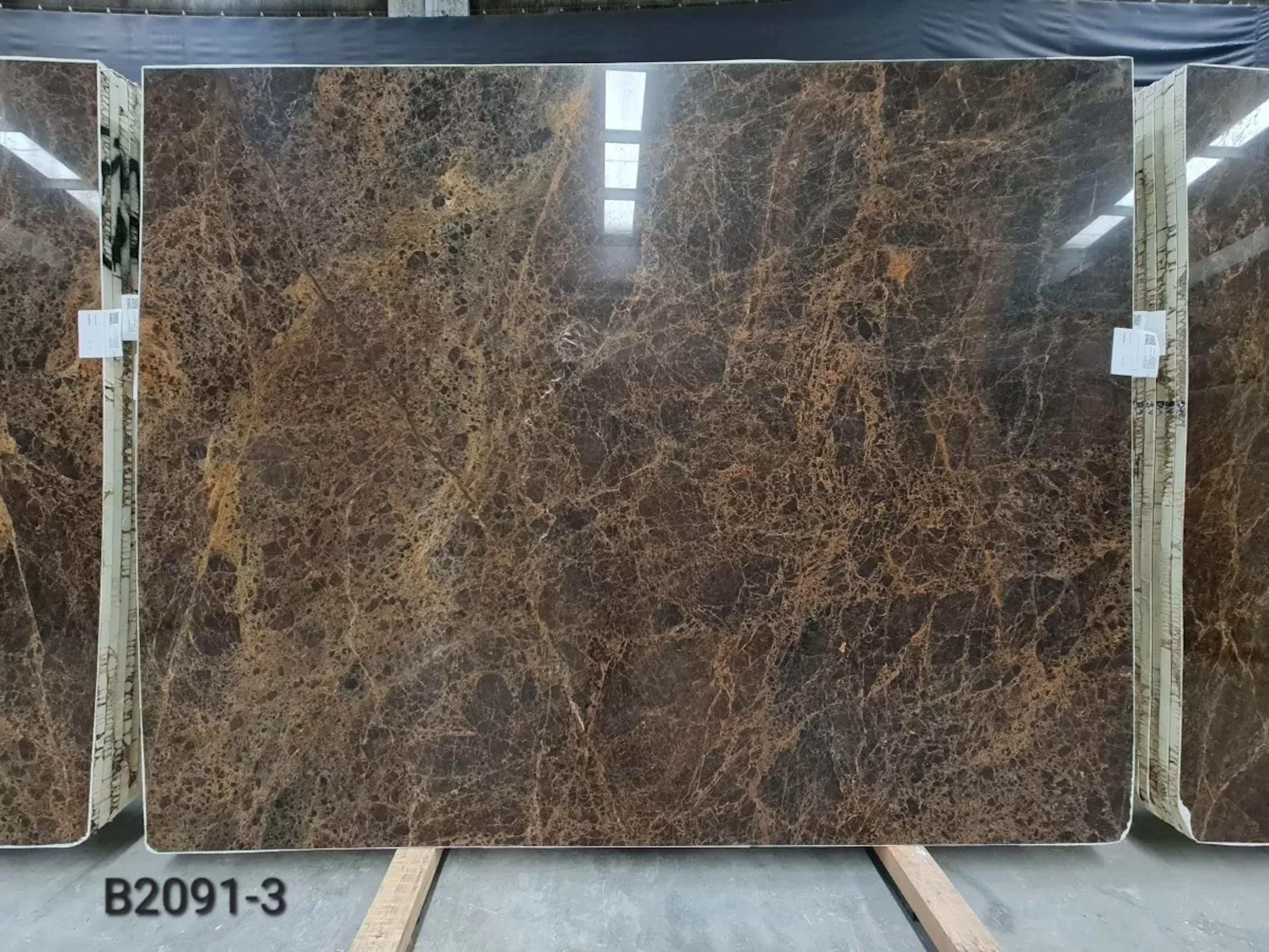 Pierre Table basse sculpturale en marbre Emperador espagnol - One Of A Kind Table en vente