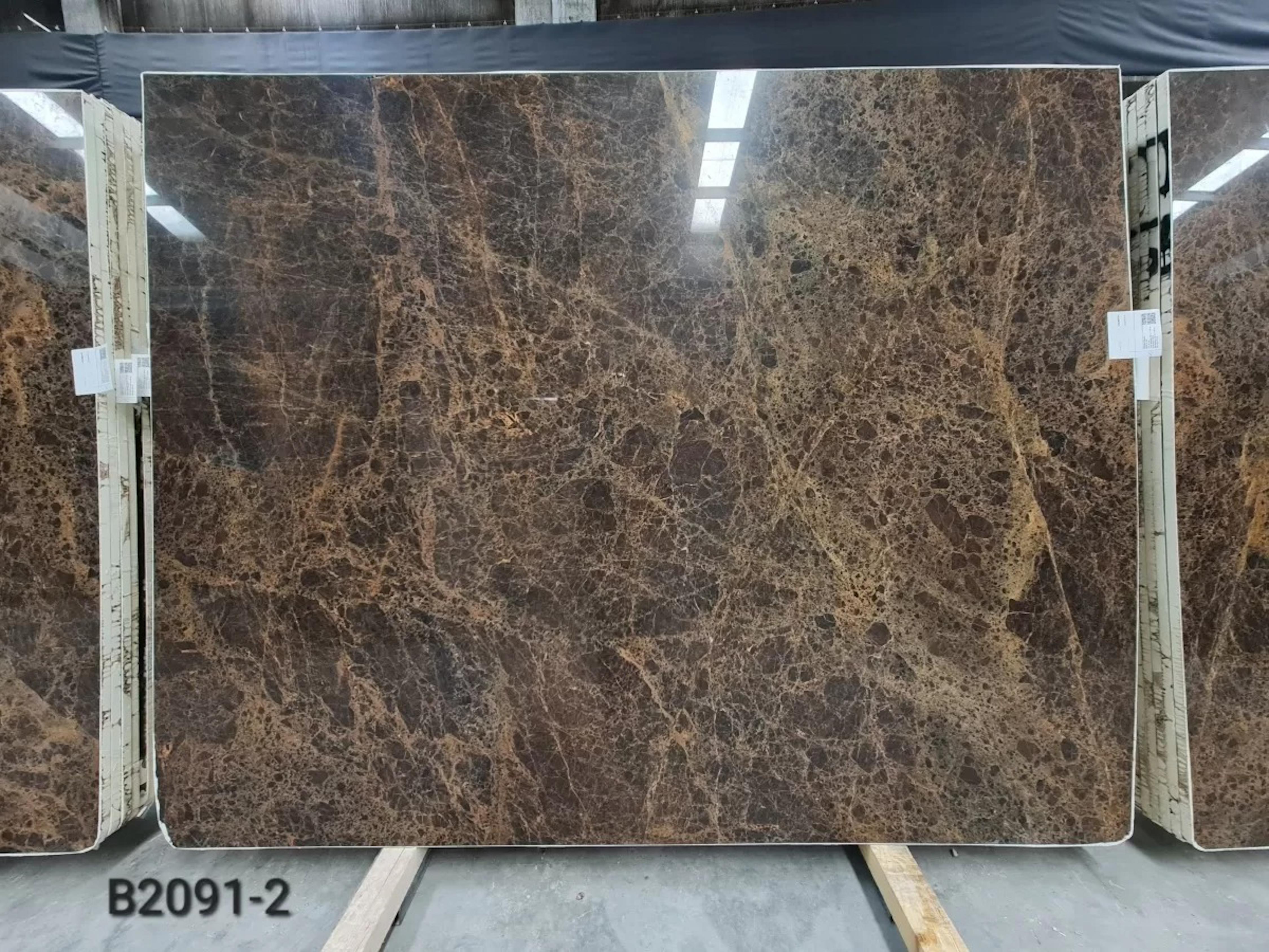 Table basse sculpturale en marbre Emperador espagnol - One Of A Kind Table en vente 1