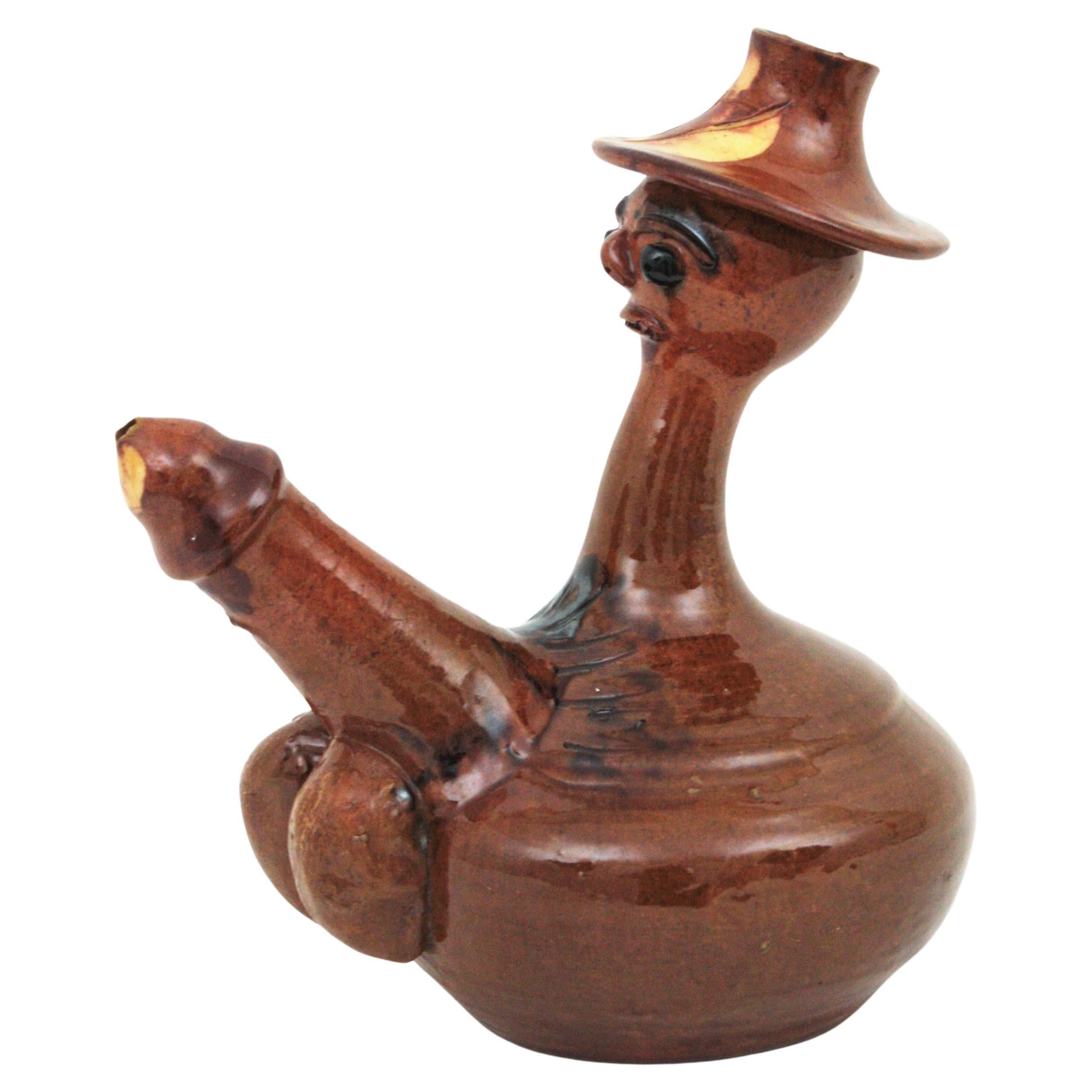 Pichet phallique en céramique de terre cuite émaillée fabriqué à la main, Espagne, années 1960.
A forme d'un homme avec un phallus exagéré.
Cette Calle traditionnelle espagnole, appelée 