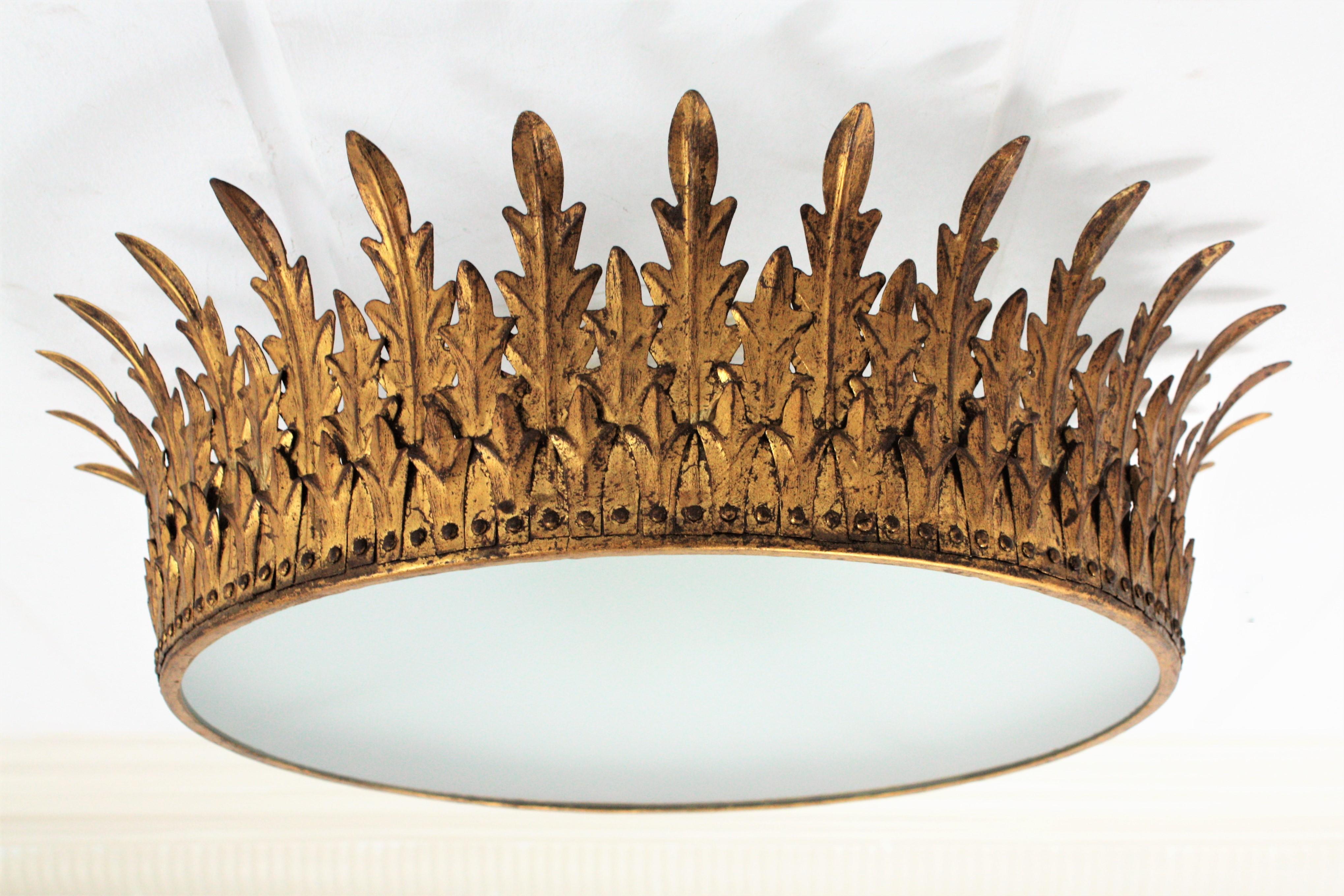 Spanish Extra Large Neoclassical Gilt Iron Sunburst Crown Ceiling Light Fixture In Excellent Condition In Barcelona, ES