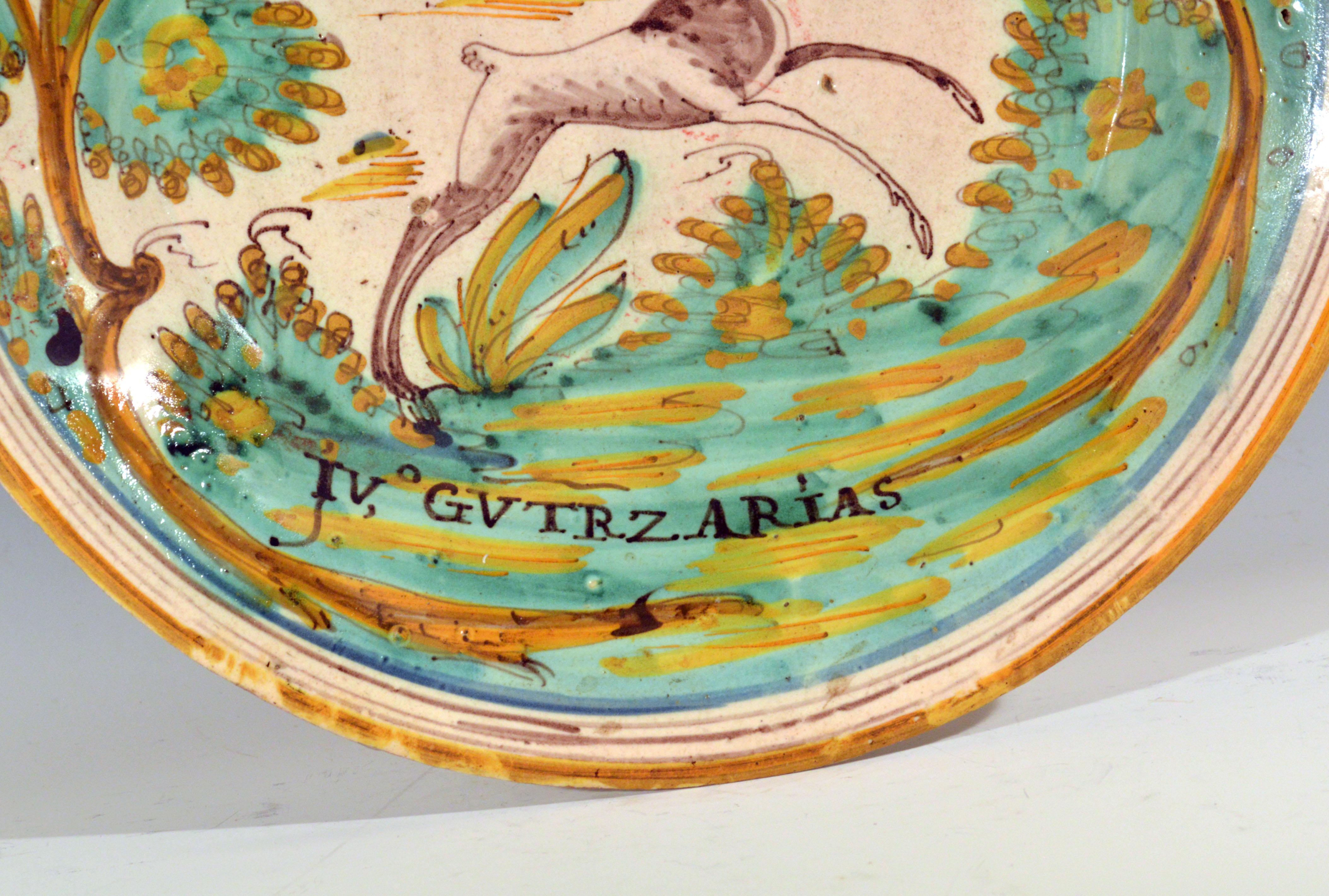 XVIIIe siècle Chargeur en faïence espagnole avec cerf bondissant, Talavera, vers 1780-1800
