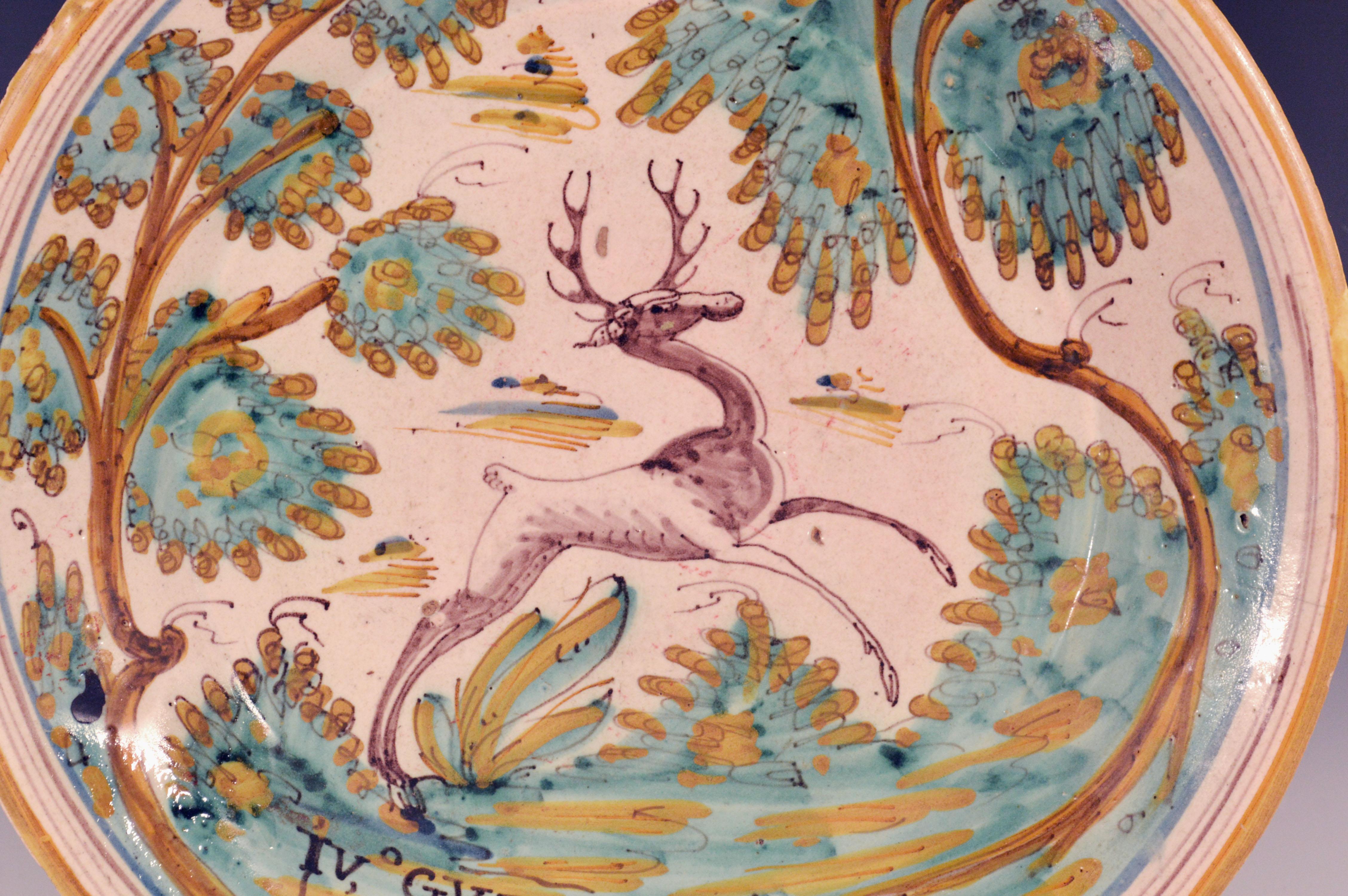 Céramique Chargeur en faïence espagnole avec cerf bondissant, Talavera, vers 1780-1800