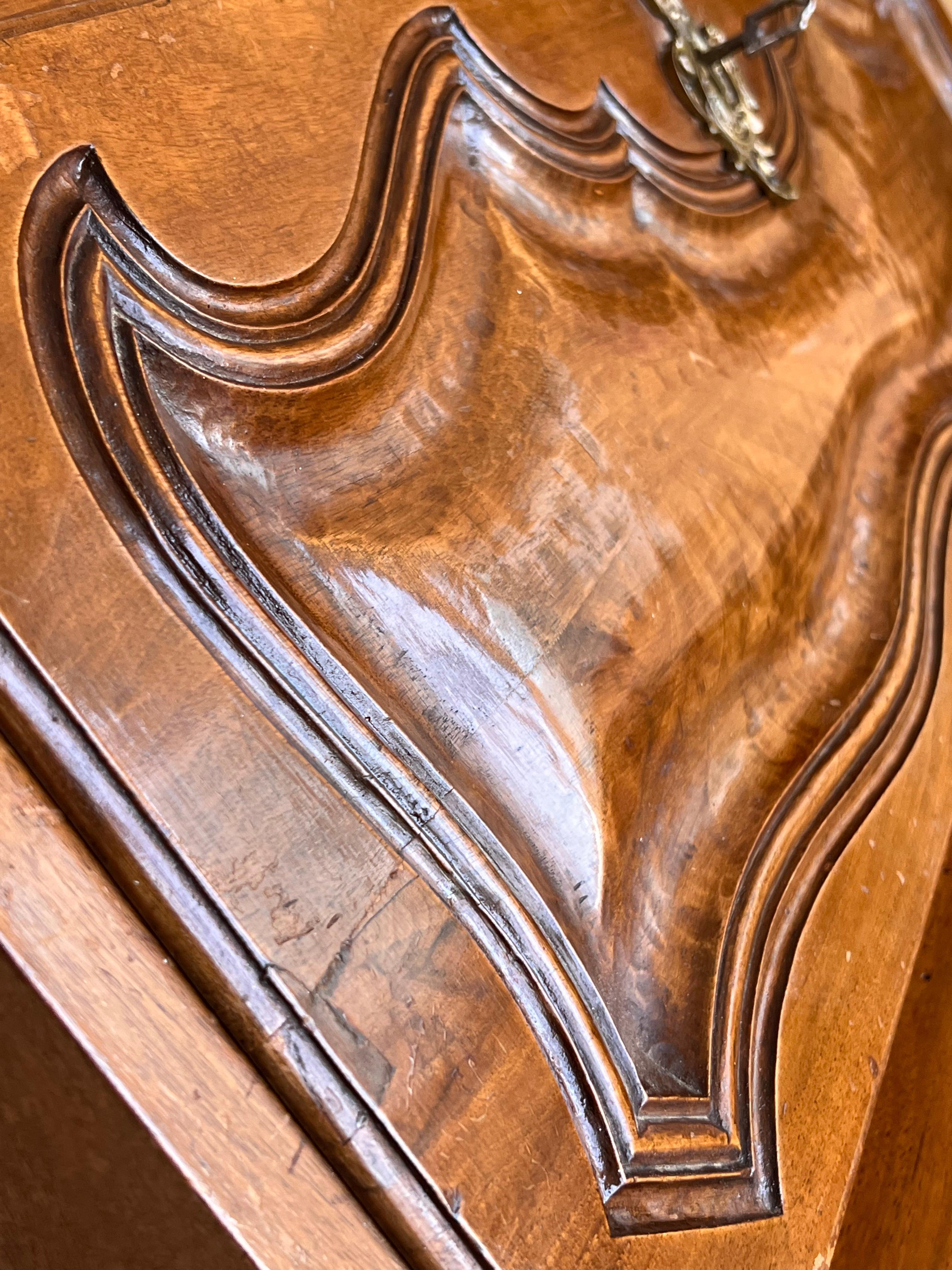 Bureau secrétaire en noyer sculpté, Espagne, vers 1950 en vente 5