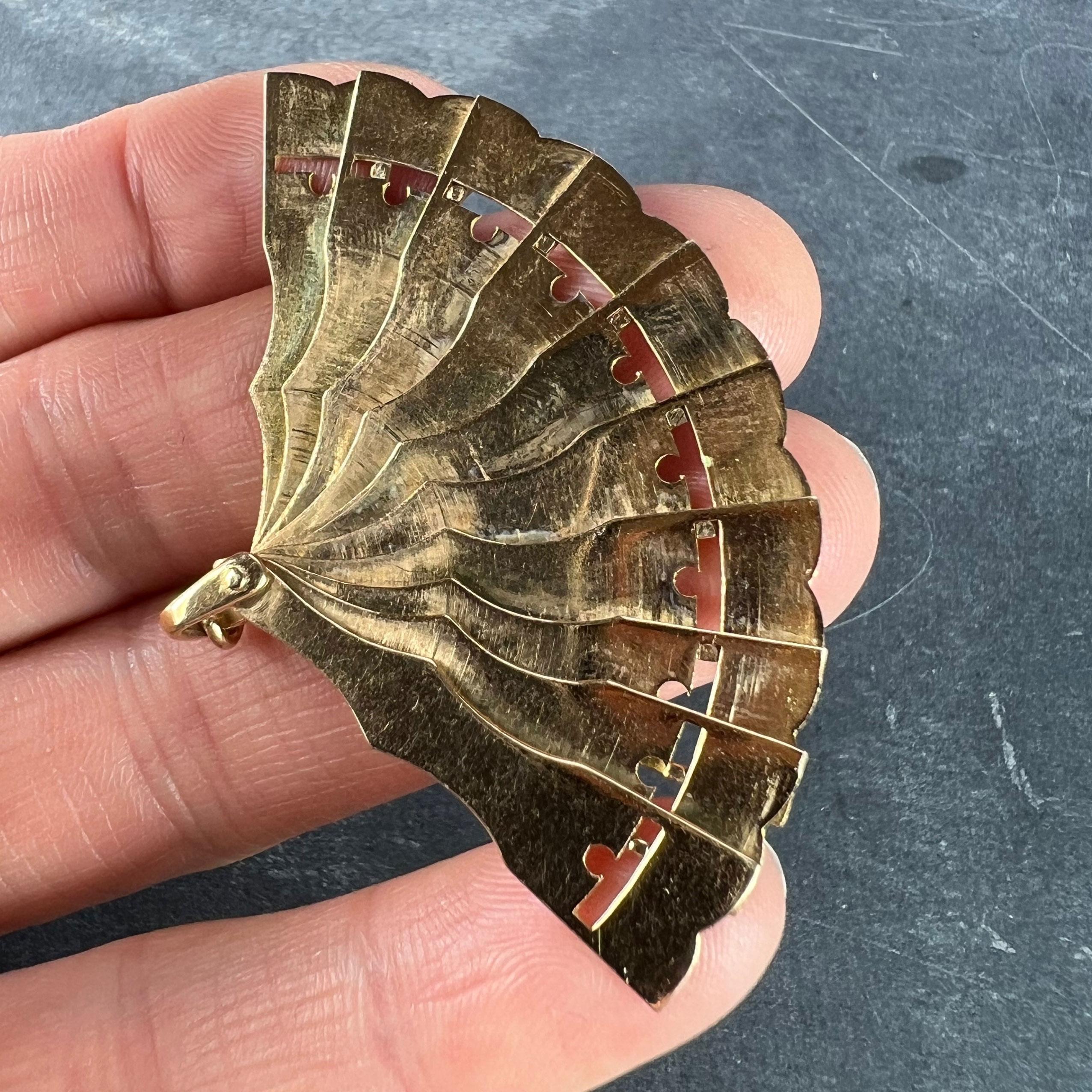 Pendentif breloque espagnol scène de chasse d'éventail en or jaune 18 carats et émail en vente 7