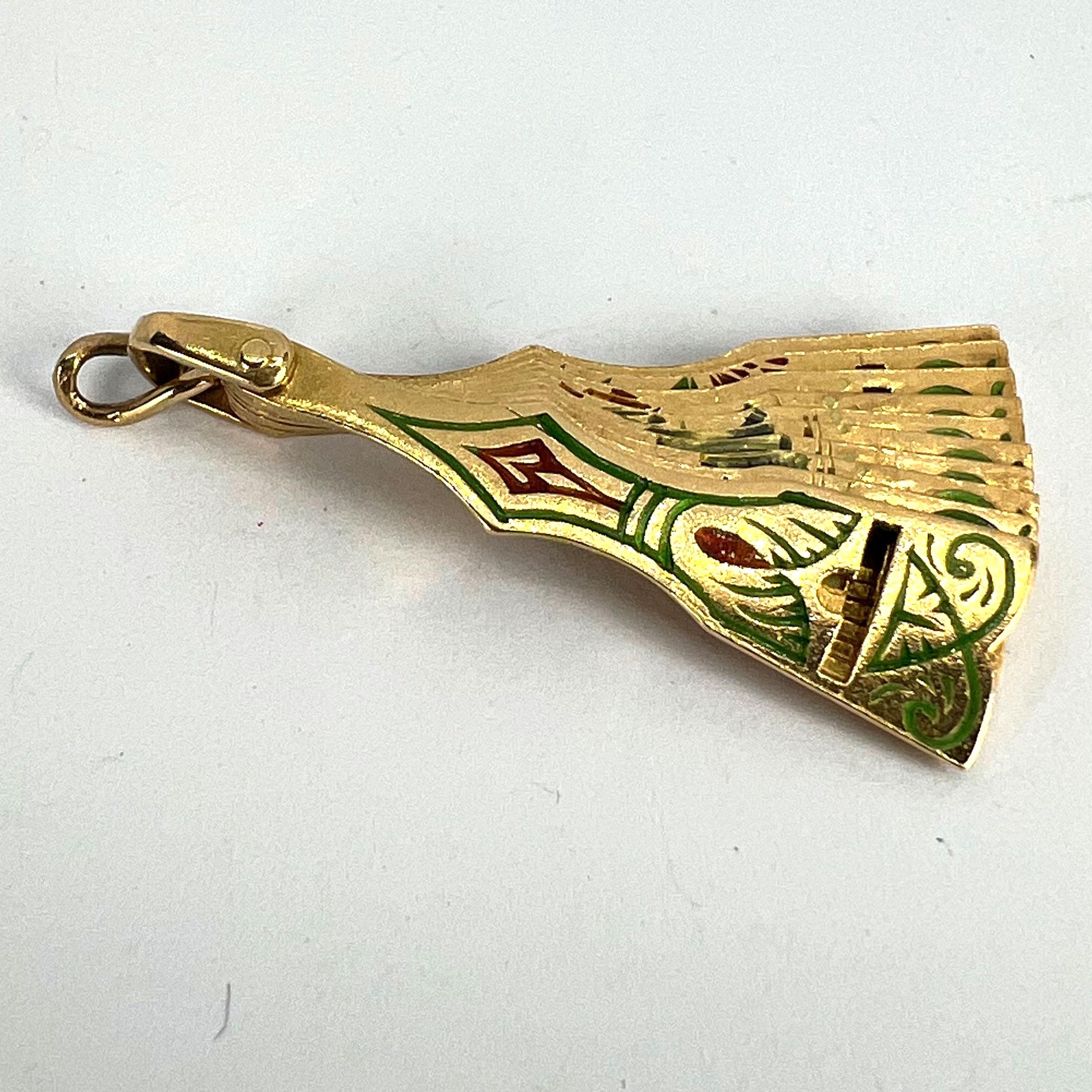 Pendentif breloque espagnol scène de chasse d'éventail en or jaune 18 carats et émail en vente 12