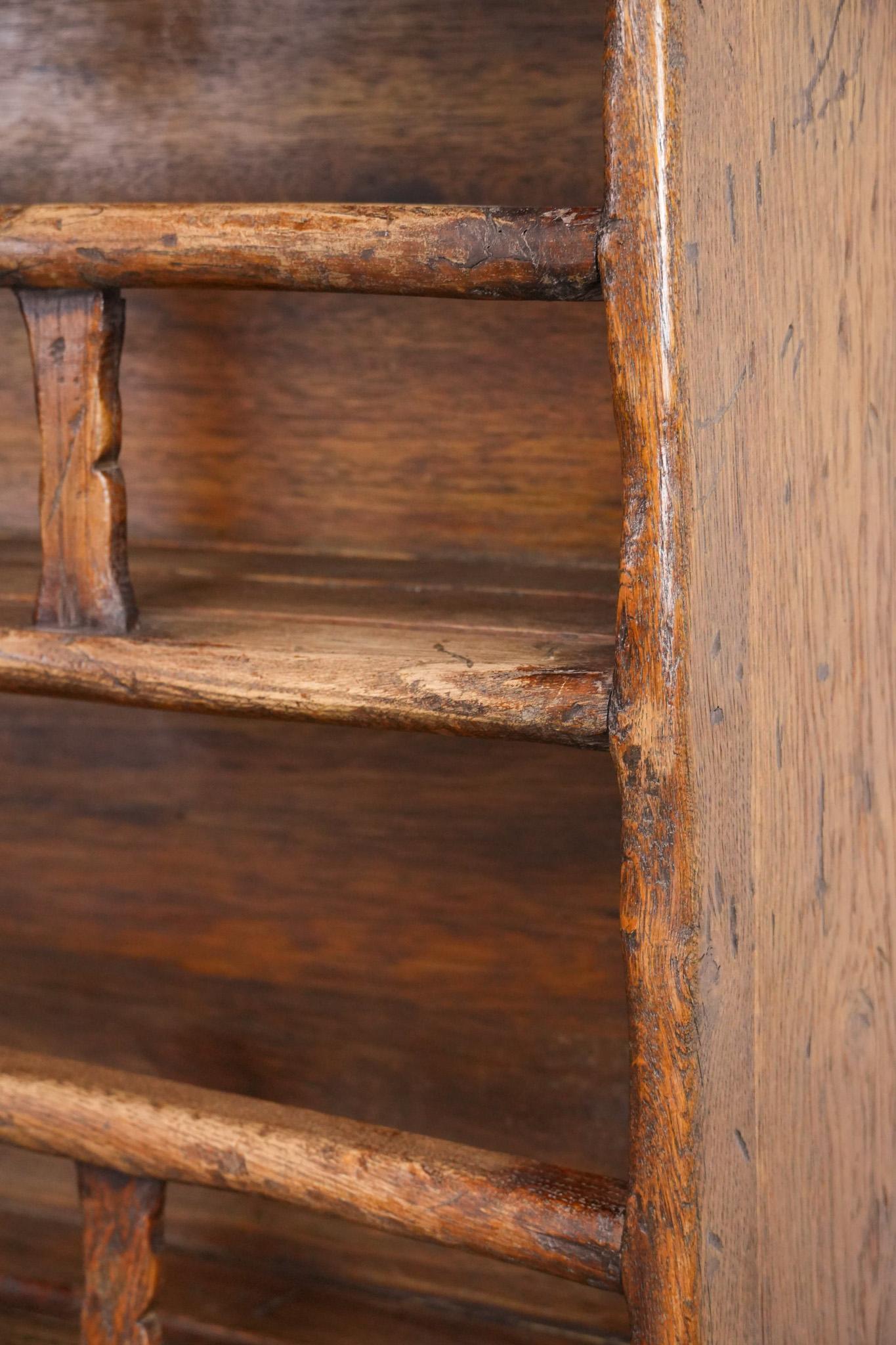 Spanischer Bauernhaus-Küchenschrank aus Holz vom Anfang des 20. im Angebot 8