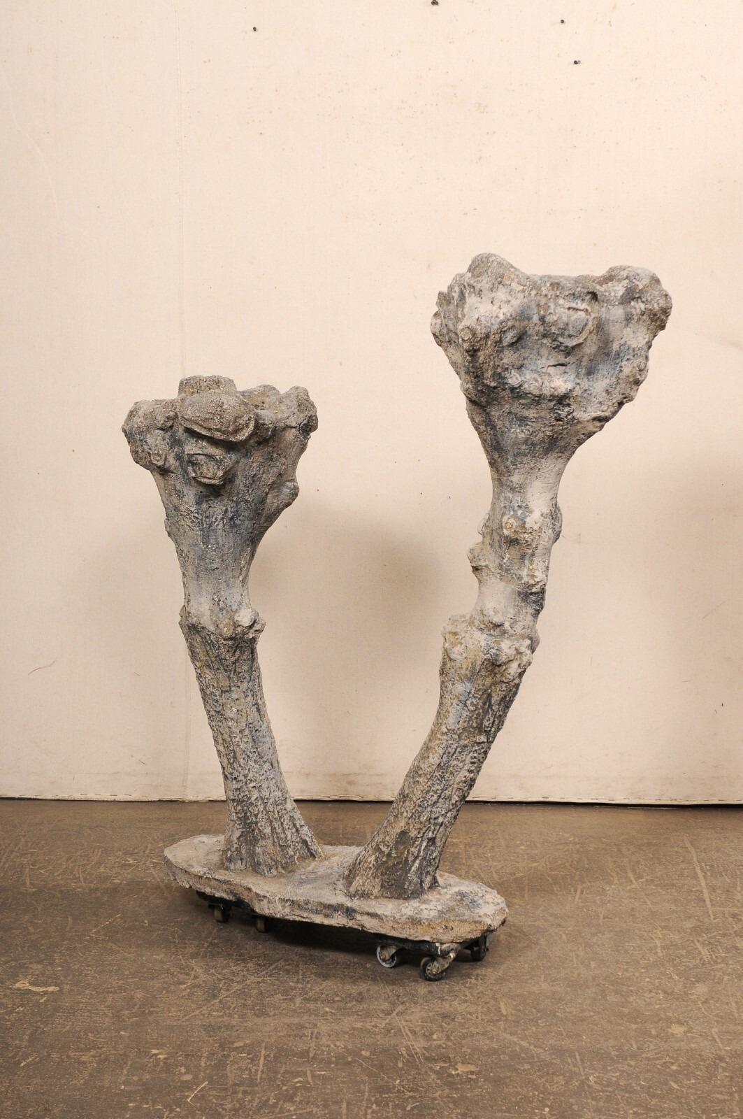 Ein spanischer skulpturaler Garten-Pflanzkübel aus Kunstholz mit einer Höhe von ca. 4,3 Fuß. Dieses Gartenkunstwerk im Vintage-Stil aus Spanien wurde aus Steinguss in der Art eines Bois faux geschaffen. Es wurde so gestaltet, dass es einem Baum mit