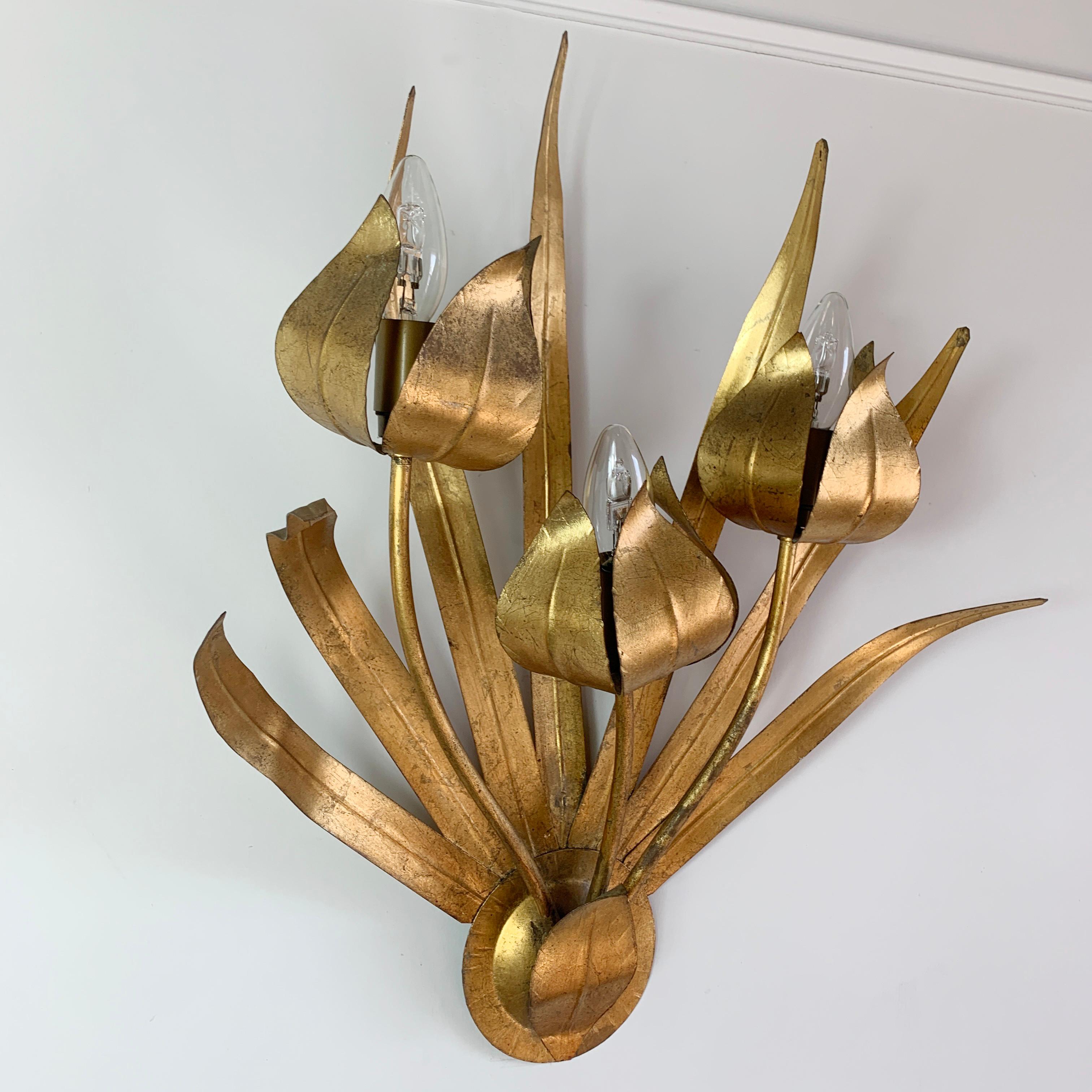 Doré Applique espagnole Ferro Art Feuille d'or et fleur en vente