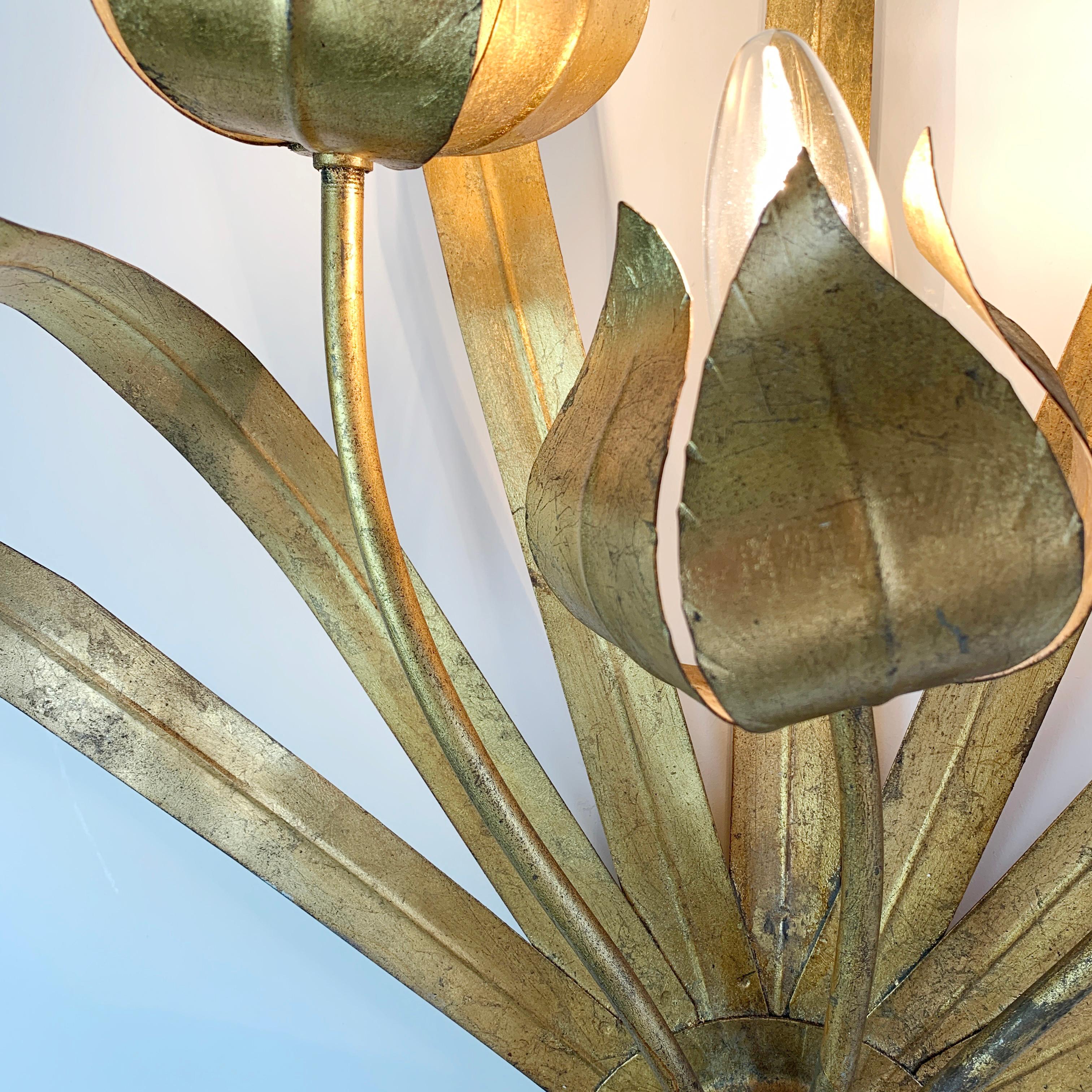 Milieu du XXe siècle Applique espagnole Ferro Art Feuille d'or et fleur en vente