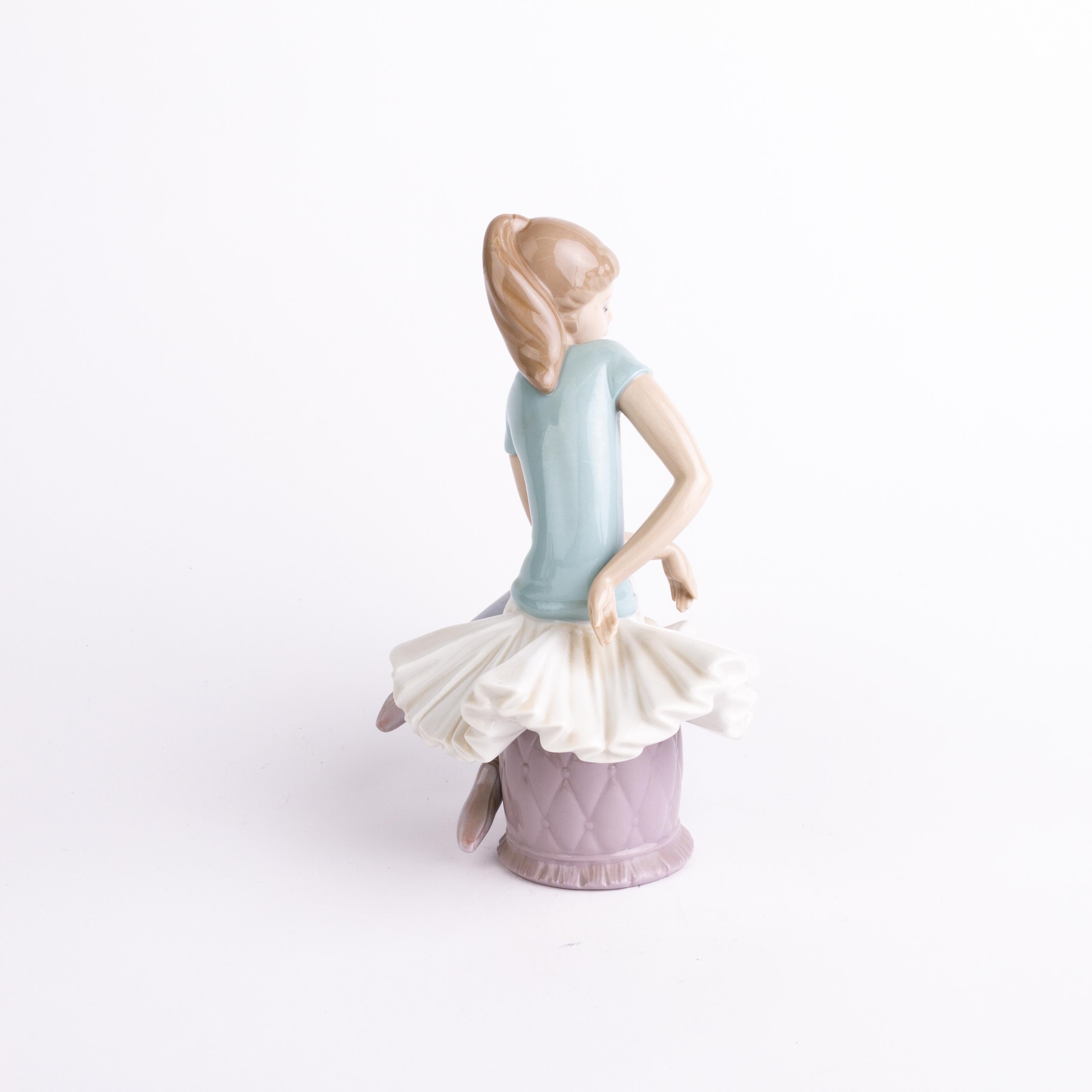 Spanish Fine Porcelain Lladro Ballerina Sculpture Figure 
Good condition
Free international shipping.