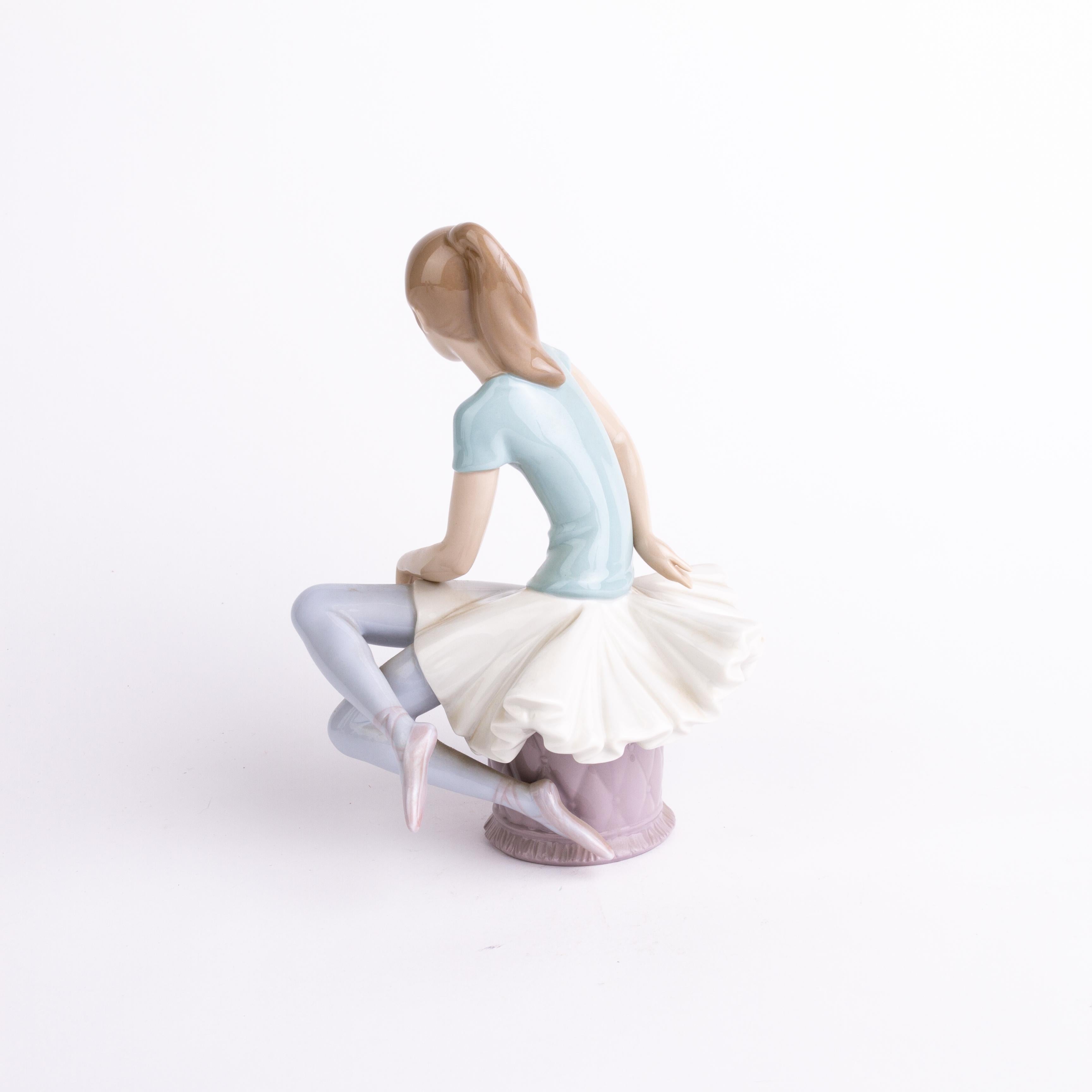 Spanish Fine Porcelain Lladro Ballerina Sculpture Figure  In Good Condition In Nottingham, GB