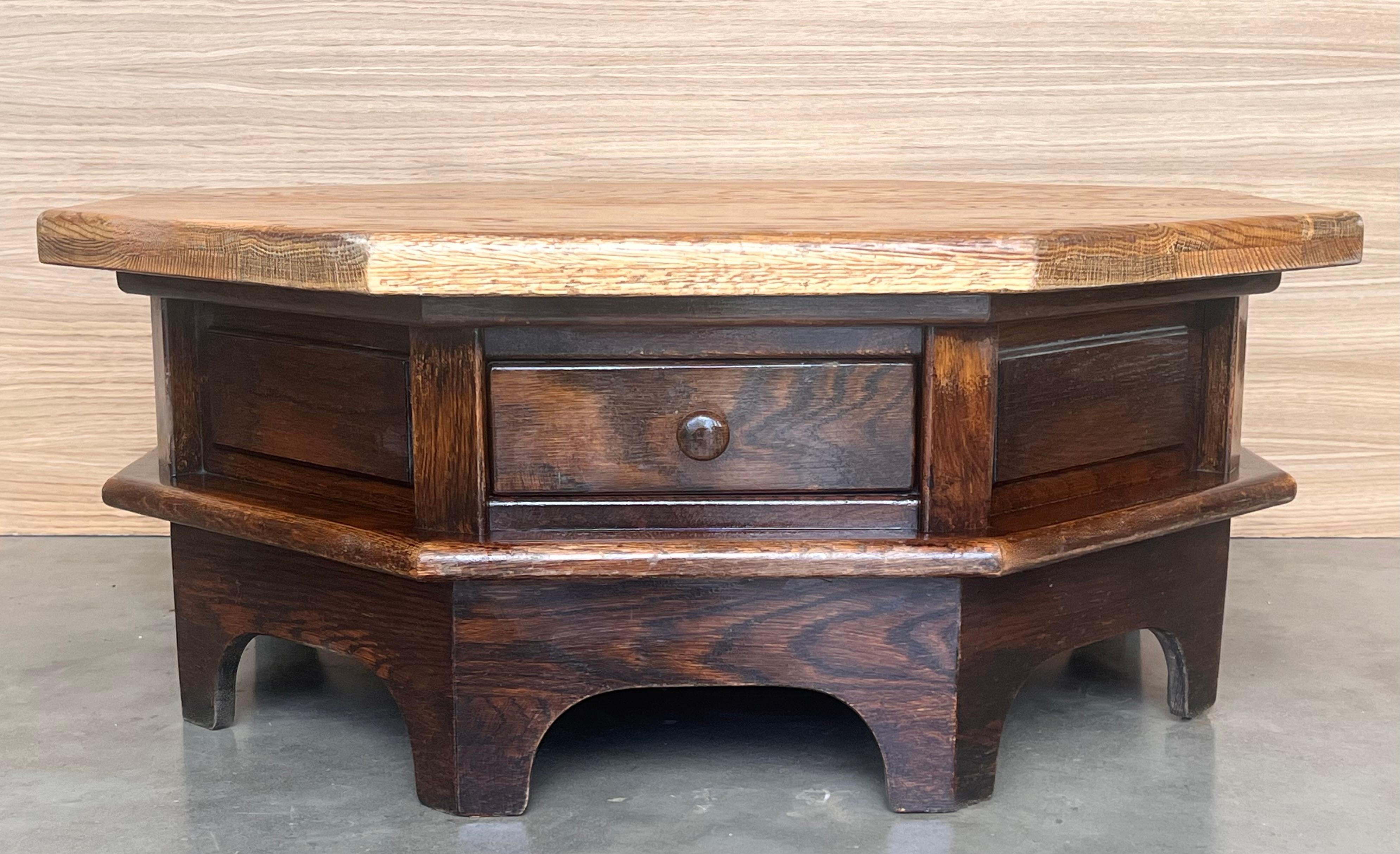Table ancienne originale, de forme octogonale, très rare par son design et sa couleur.  Il comporte deux tiroirs en bois. 