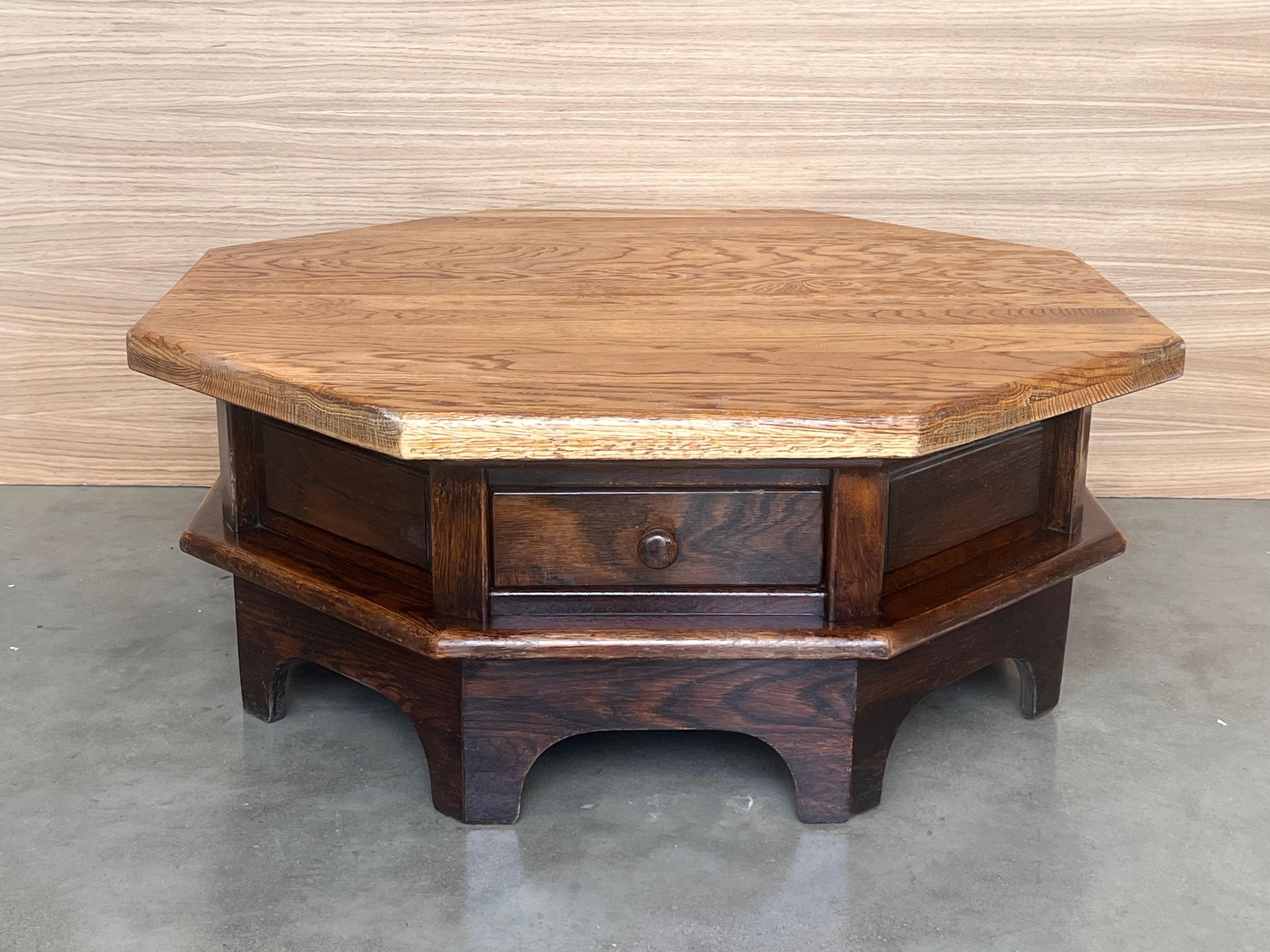 Baroque Table octogonale espagnole de conception spéciale, restaurée et polie à la cire en vente