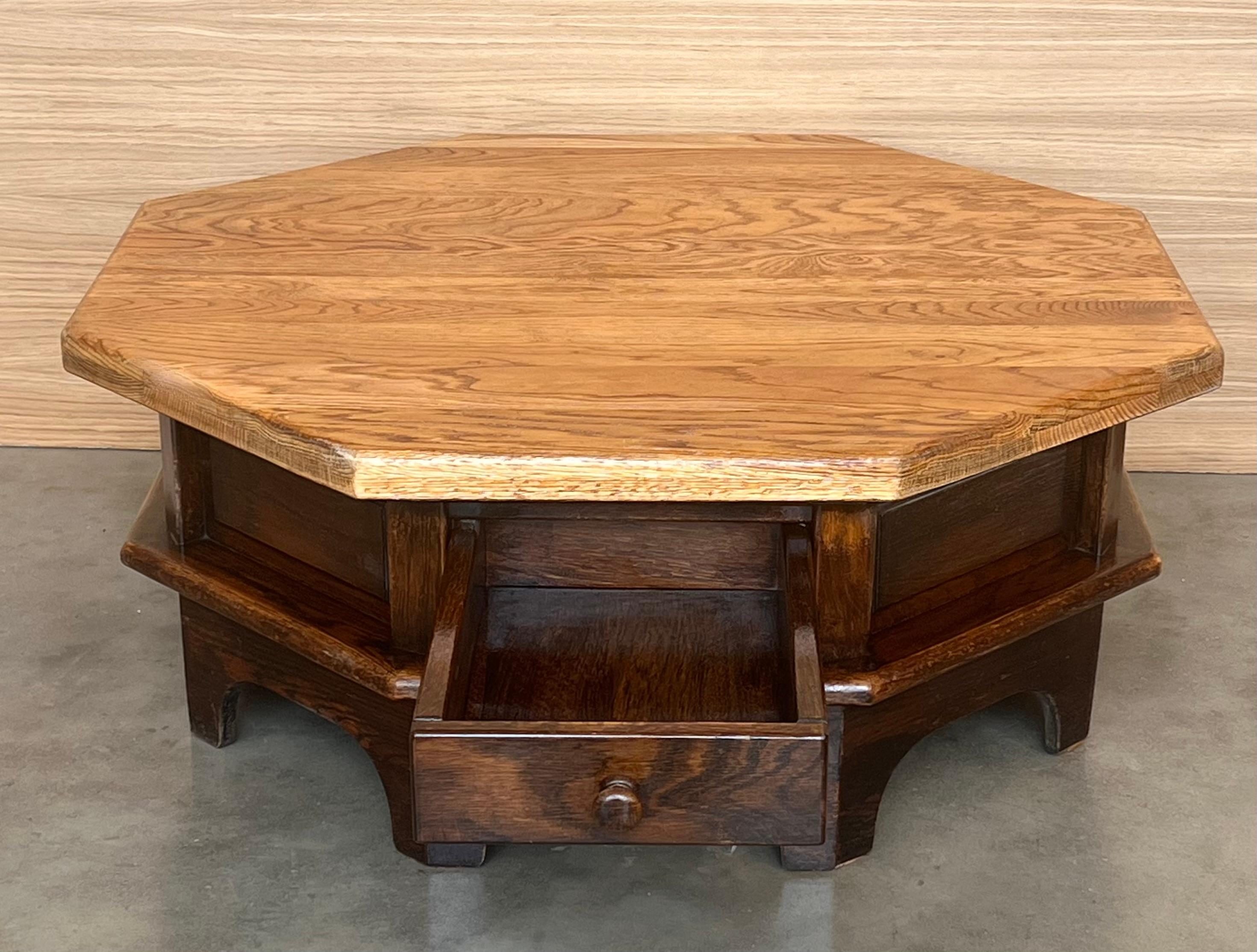 Table octogonale espagnole de conception spéciale, restaurée et polie à la cire Bon état - En vente à Miami, FL