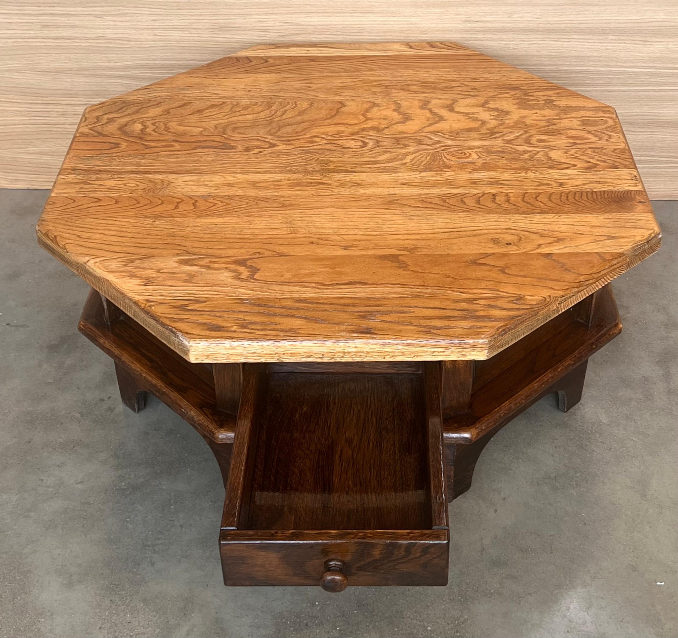 20ième siècle Table octogonale espagnole de conception spéciale, restaurée et polie à la cire en vente