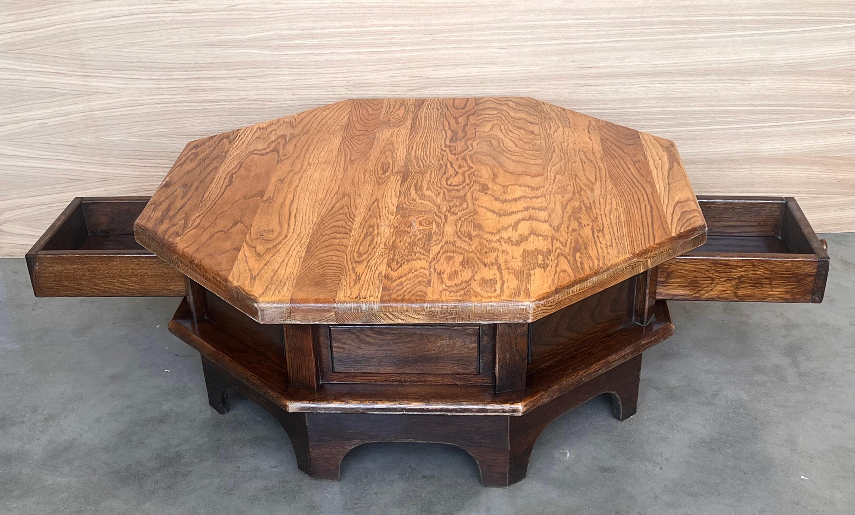 Noyer Table octogonale espagnole de conception spéciale, restaurée et polie à la cire en vente