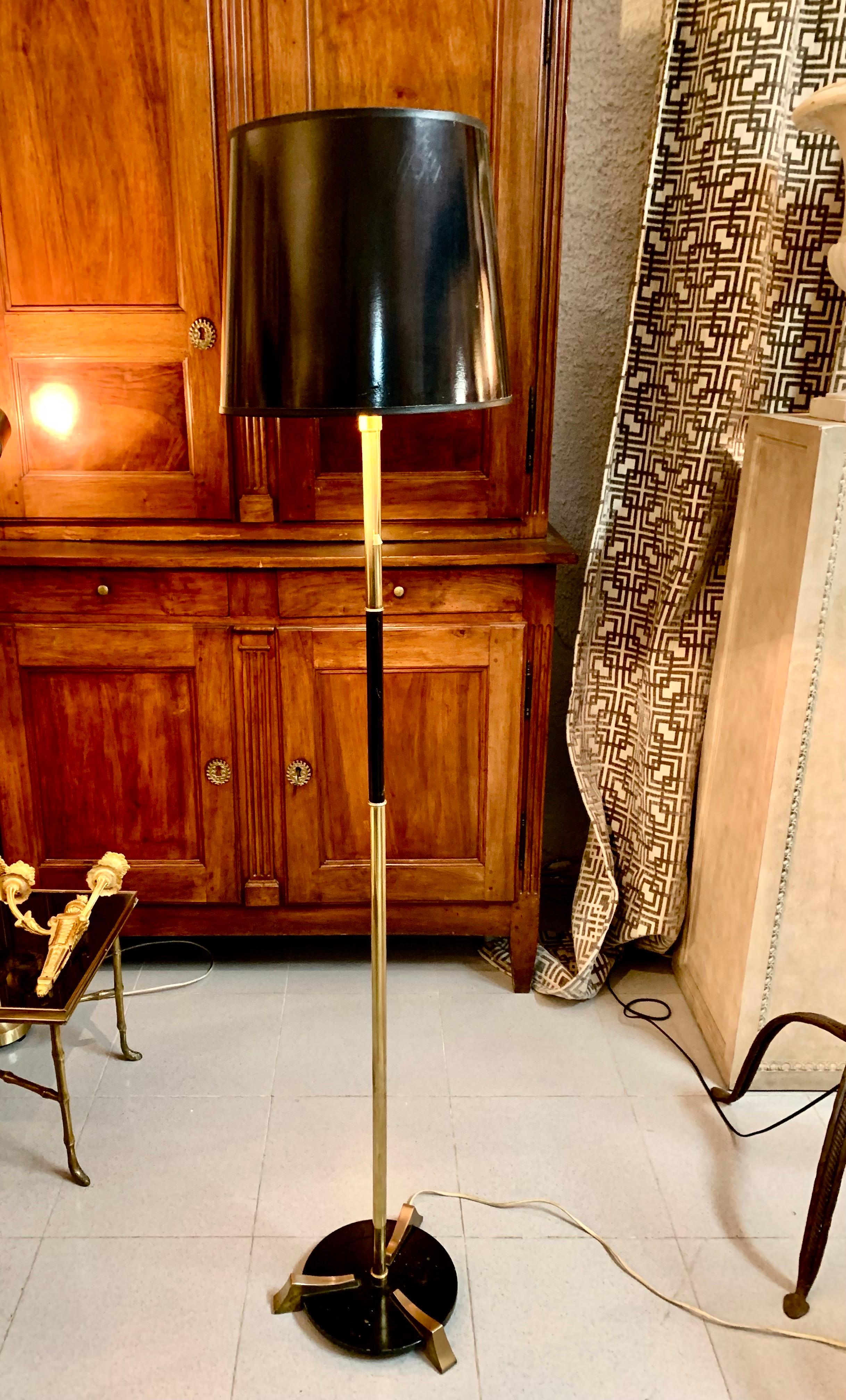 Spanish floor lamp from the 70s, in lacquered metal, brass and bronze. the foot is circular with three feet in gilt bronze, the measurements are without the lampshade, which is not black patent leather, it is black fabric with a gold interior.