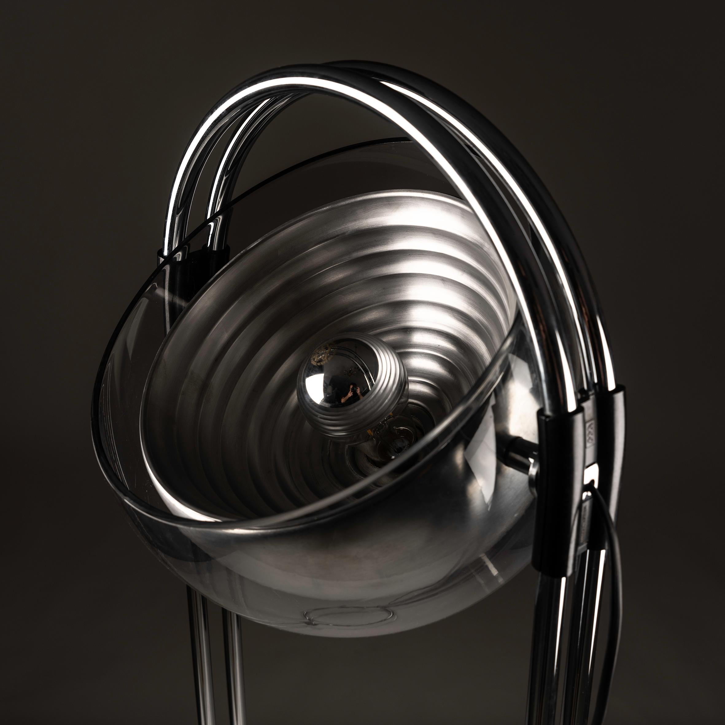 Embarquez pour un voyage rétro-futuriste avec le lampadaire espagnol Space Age d'André Ricard pour Metalarte, une icône du design des années 1970. L'éclat visionnaire de Ricard se déploie dans la silhouette avant-gardiste de la lampe, fusion