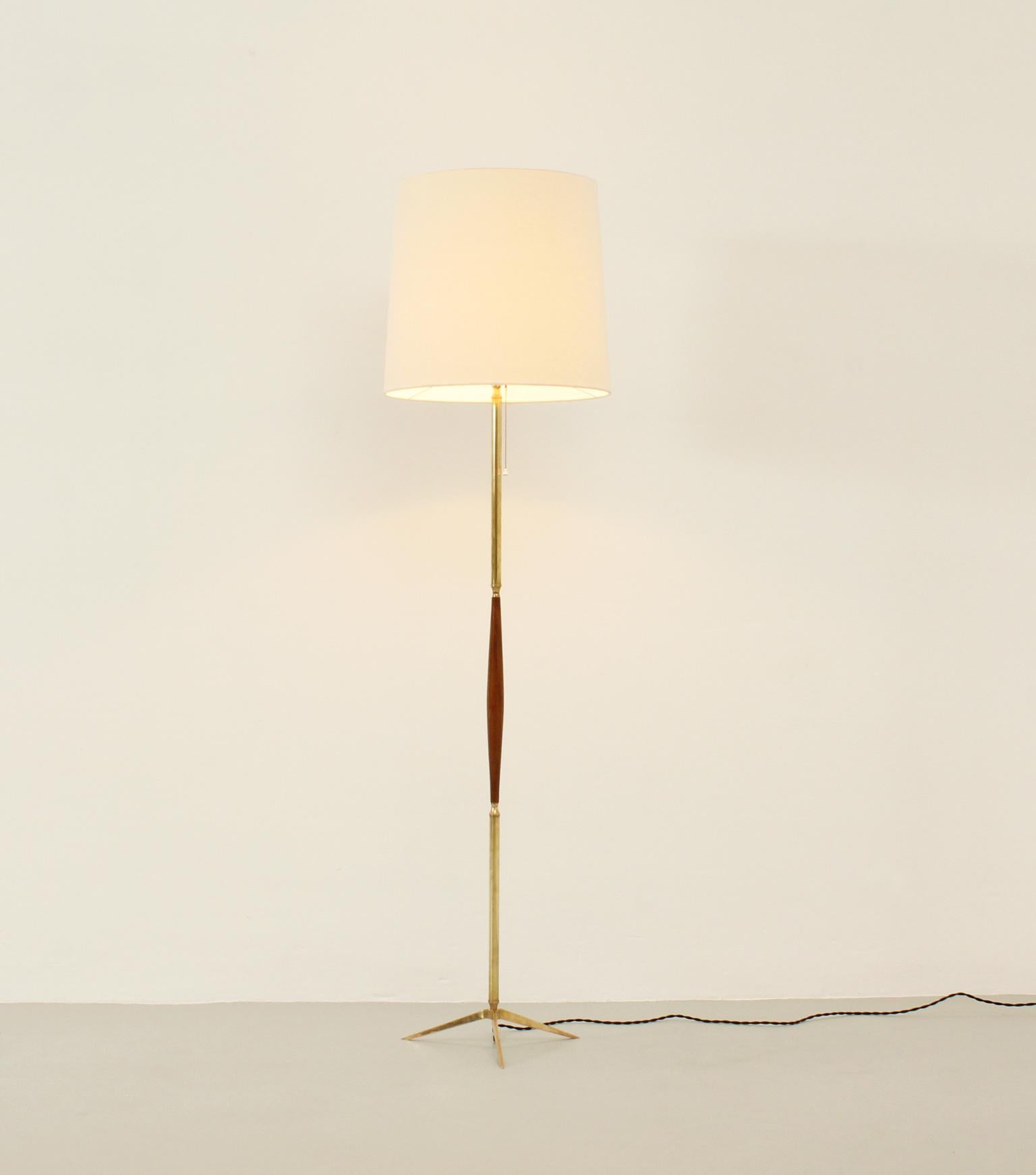 Spanish Floor Lamp in Brass and Walnut Wood from 1950s For Sale 5