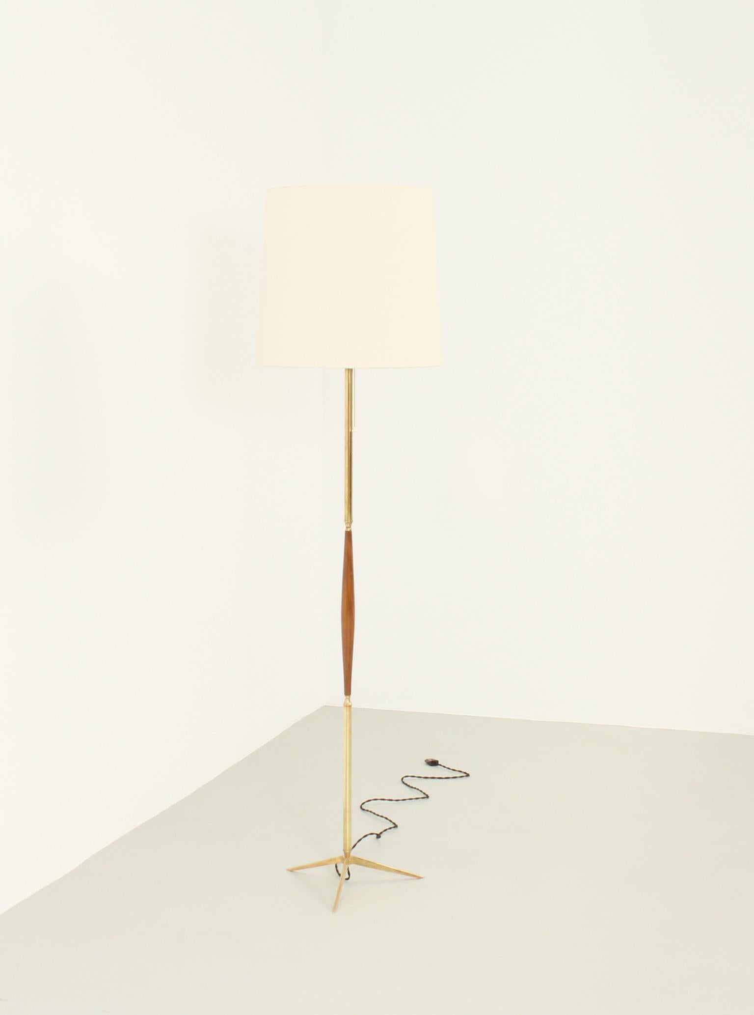 Spanish Floor Lamp in Brass and Walnut Wood from 1950s For Sale 7