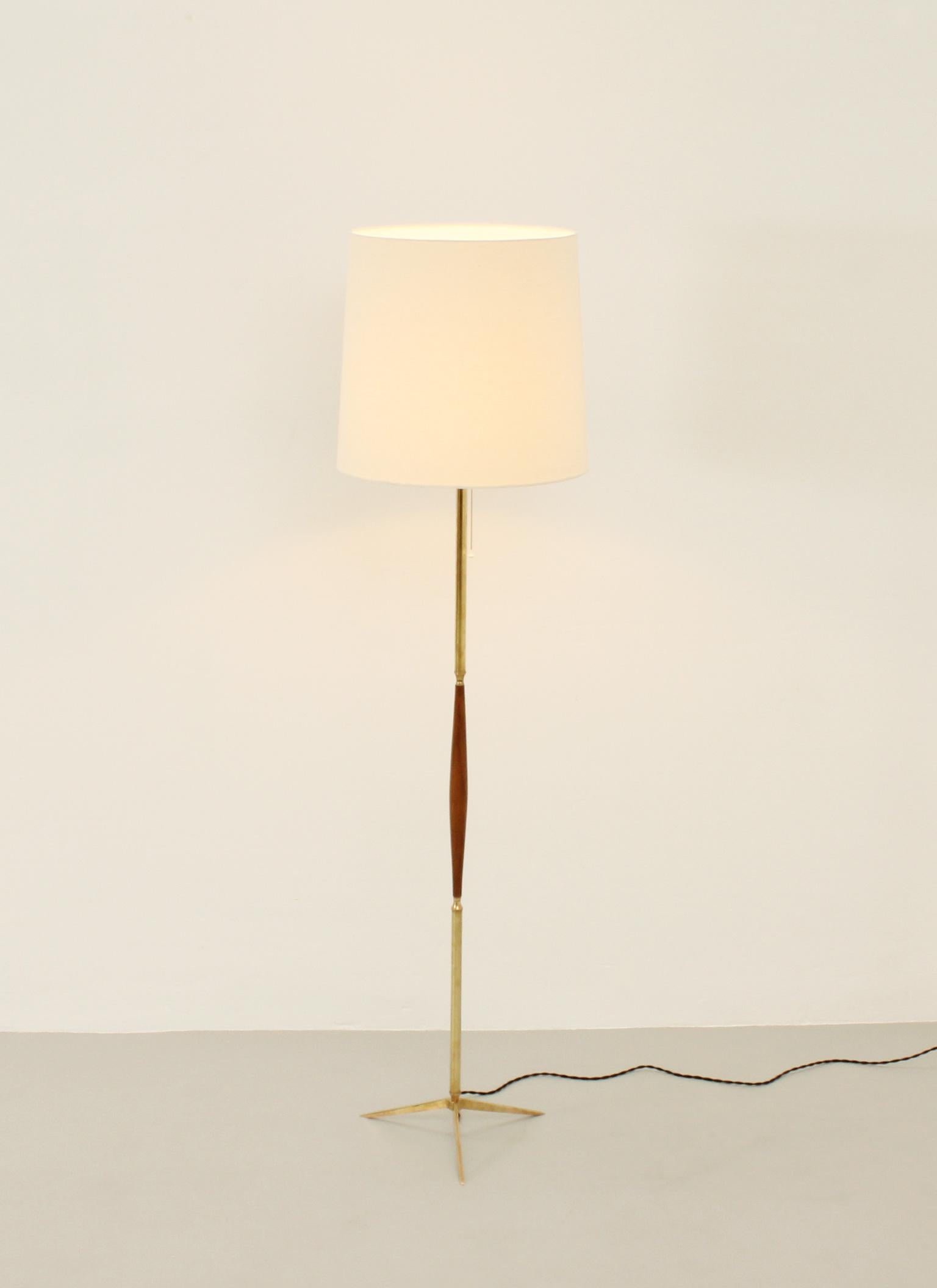 Spanish Floor Lamp in Brass and Walnut Wood from 1950s For Sale 8