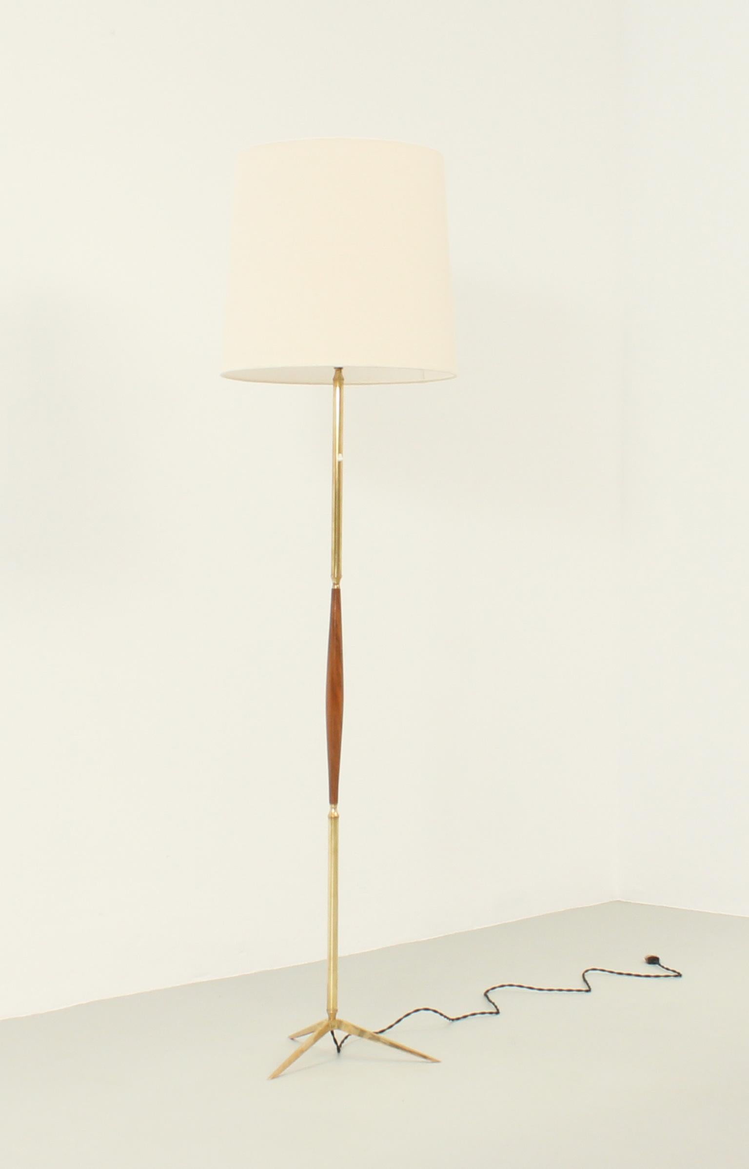 Spanish floor lamp with walnut wood from 1950s. Base and stem in brass with walnut wood and new fabric shade.
