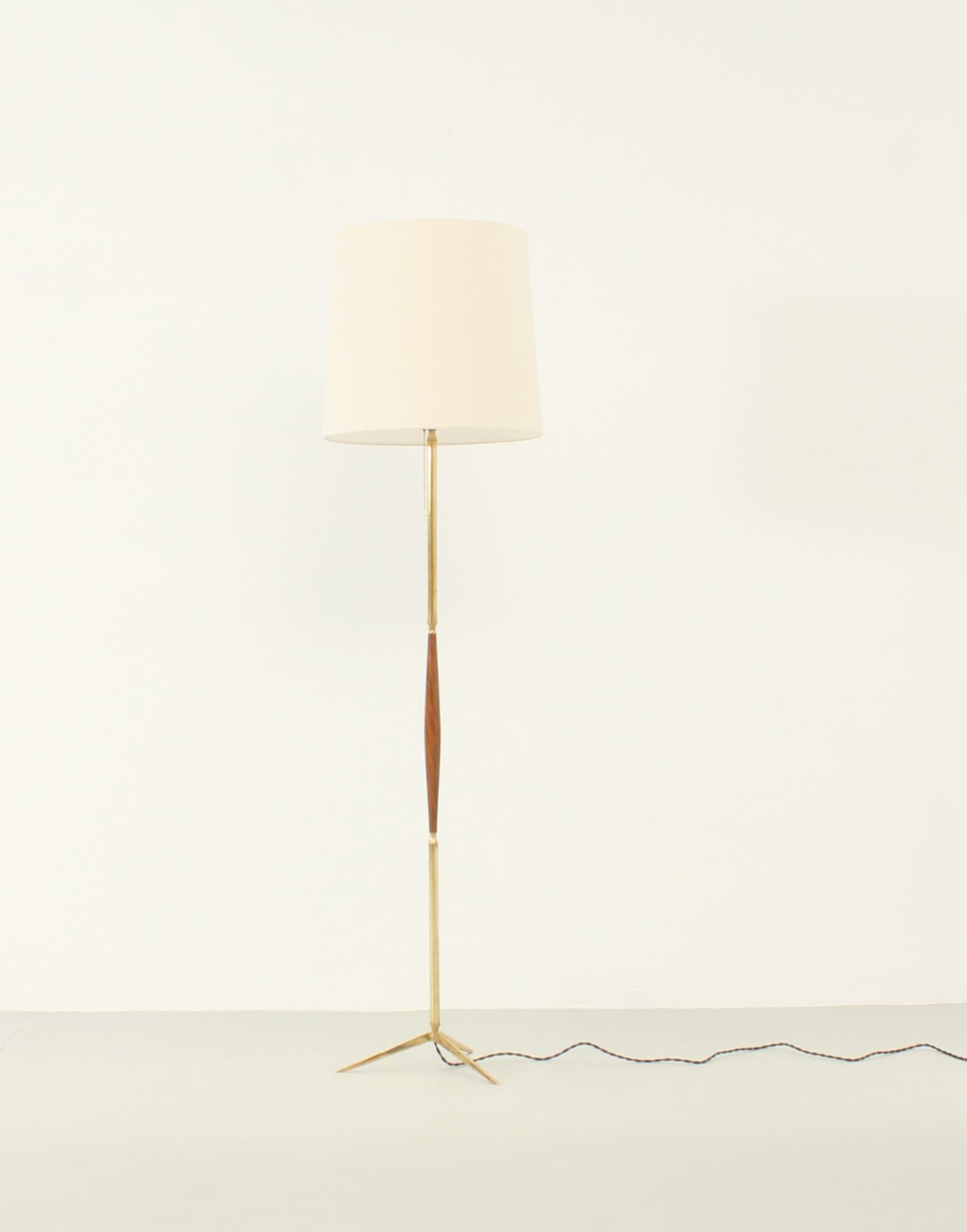 Spanish Floor Lamp in Brass and Walnut Wood from 1950s In Good Condition For Sale In Barcelona, ES