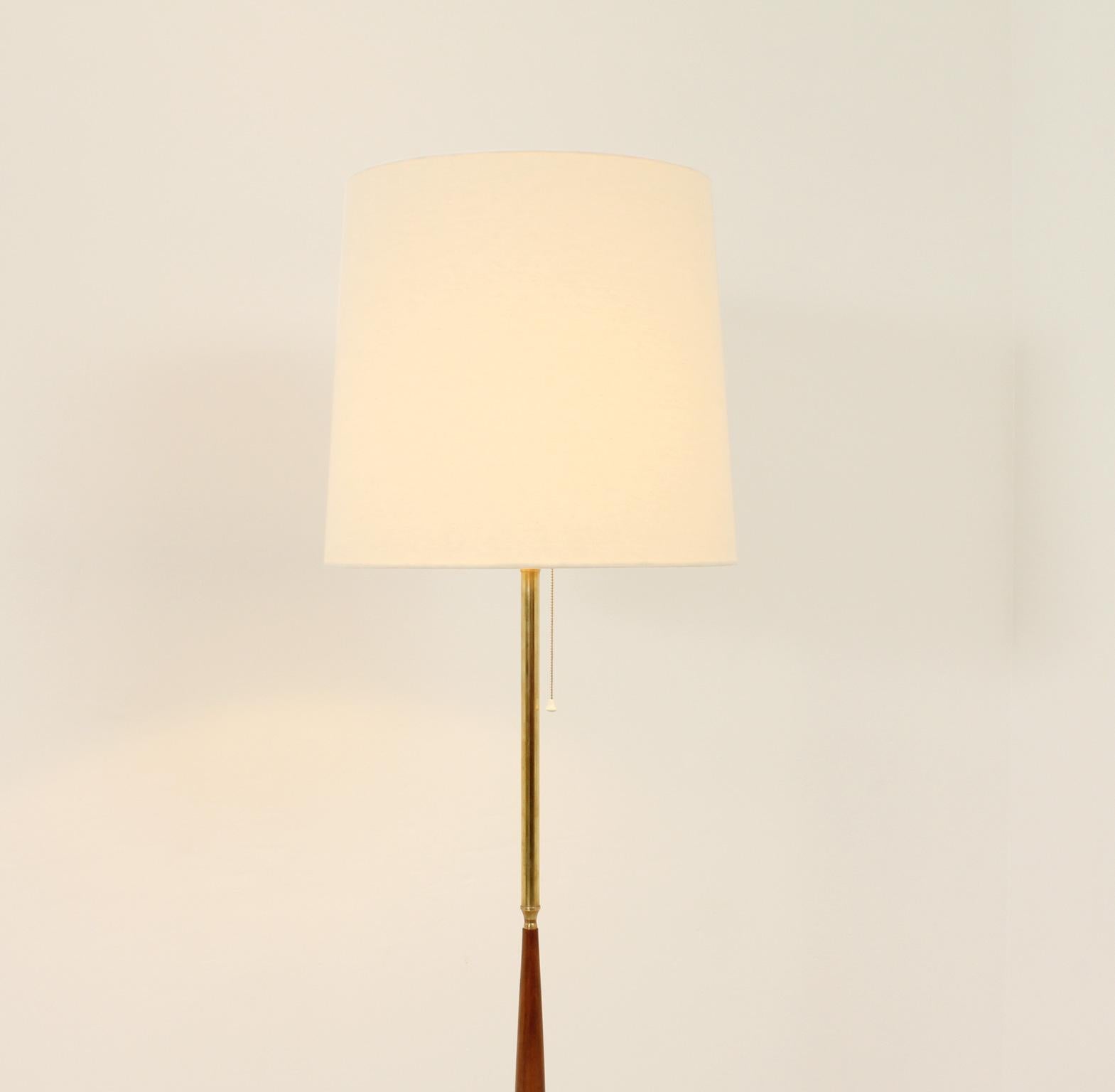 Spanish Floor Lamp in Brass and Walnut Wood from 1950s For Sale 4
