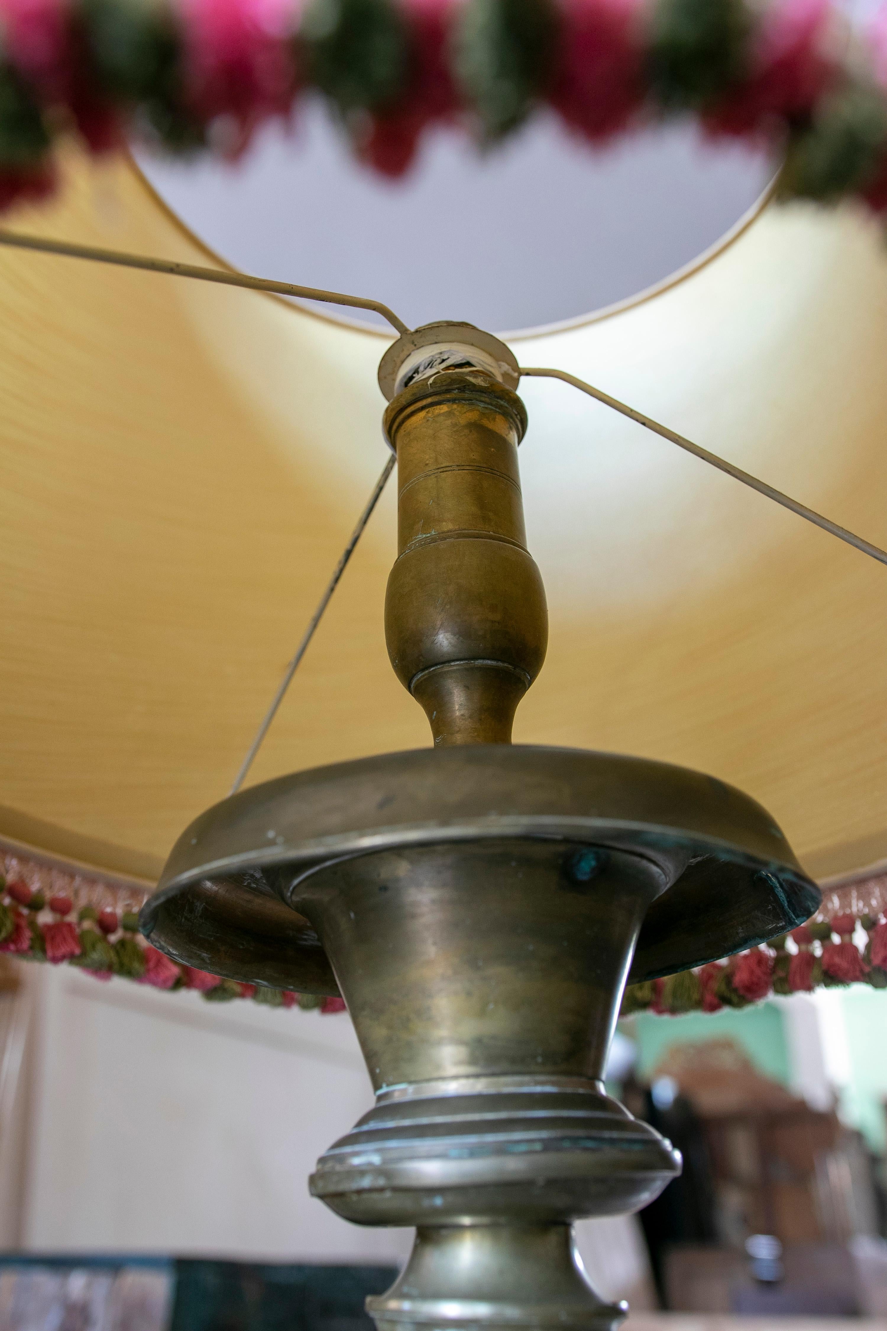 Lampada da terra spagnola realizzata con un candeliere di bronzo in vendita 5