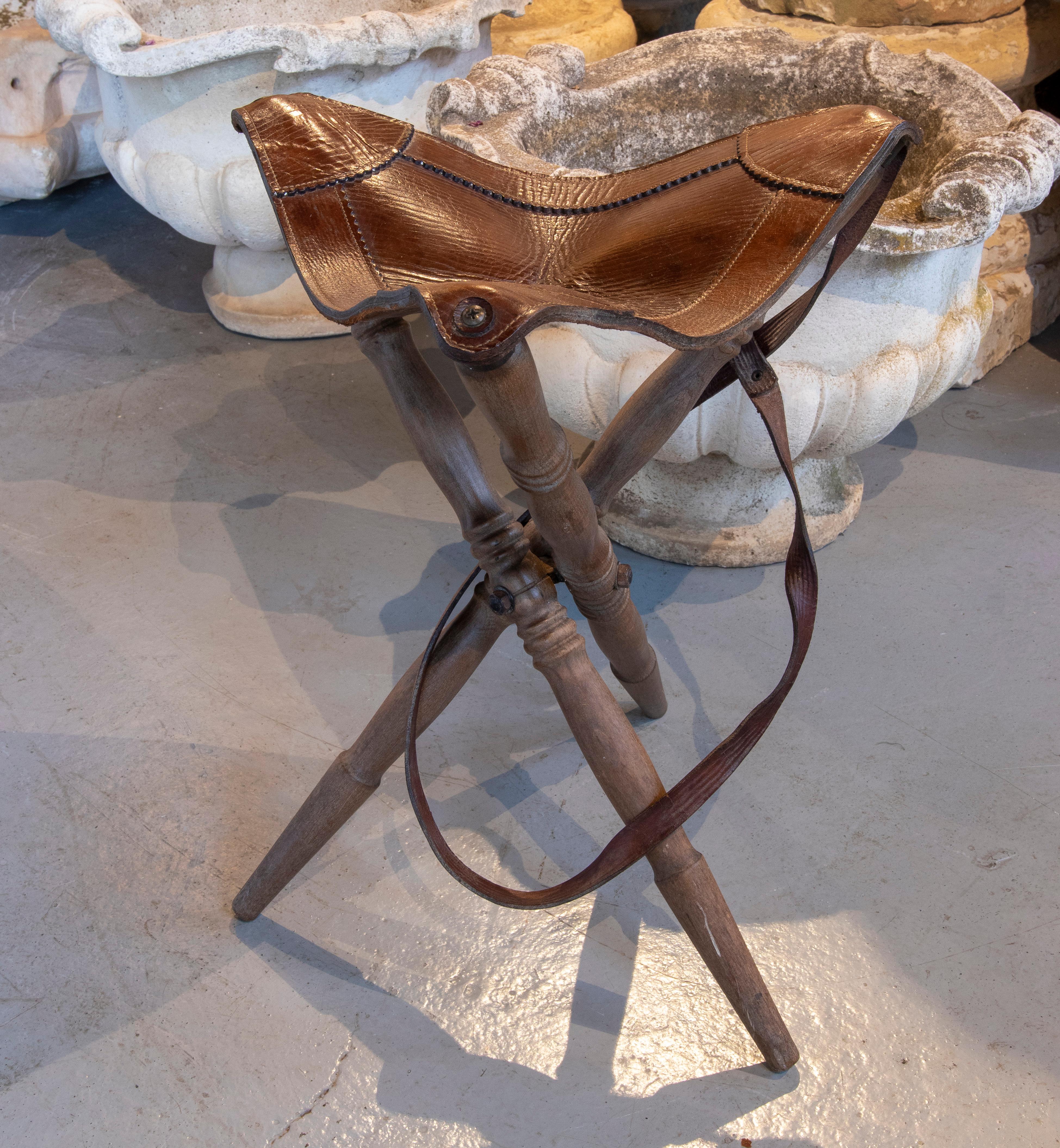 Spanish Folding Stool with Wooden Legs and Leather Seat In Good Condition For Sale In Marbella, ES