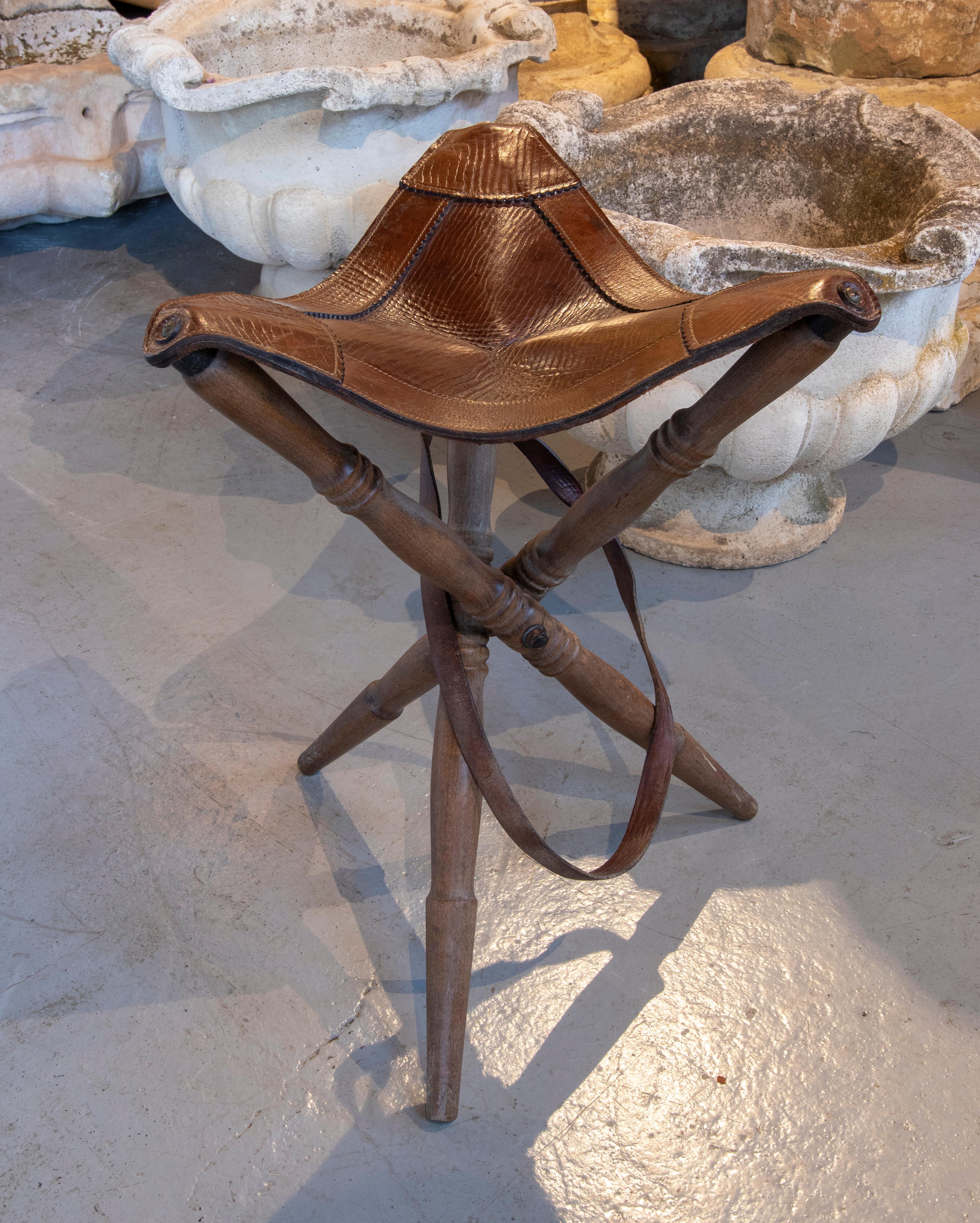 20th Century Spanish Folding Stool with Wooden Legs and Leather Seat For Sale