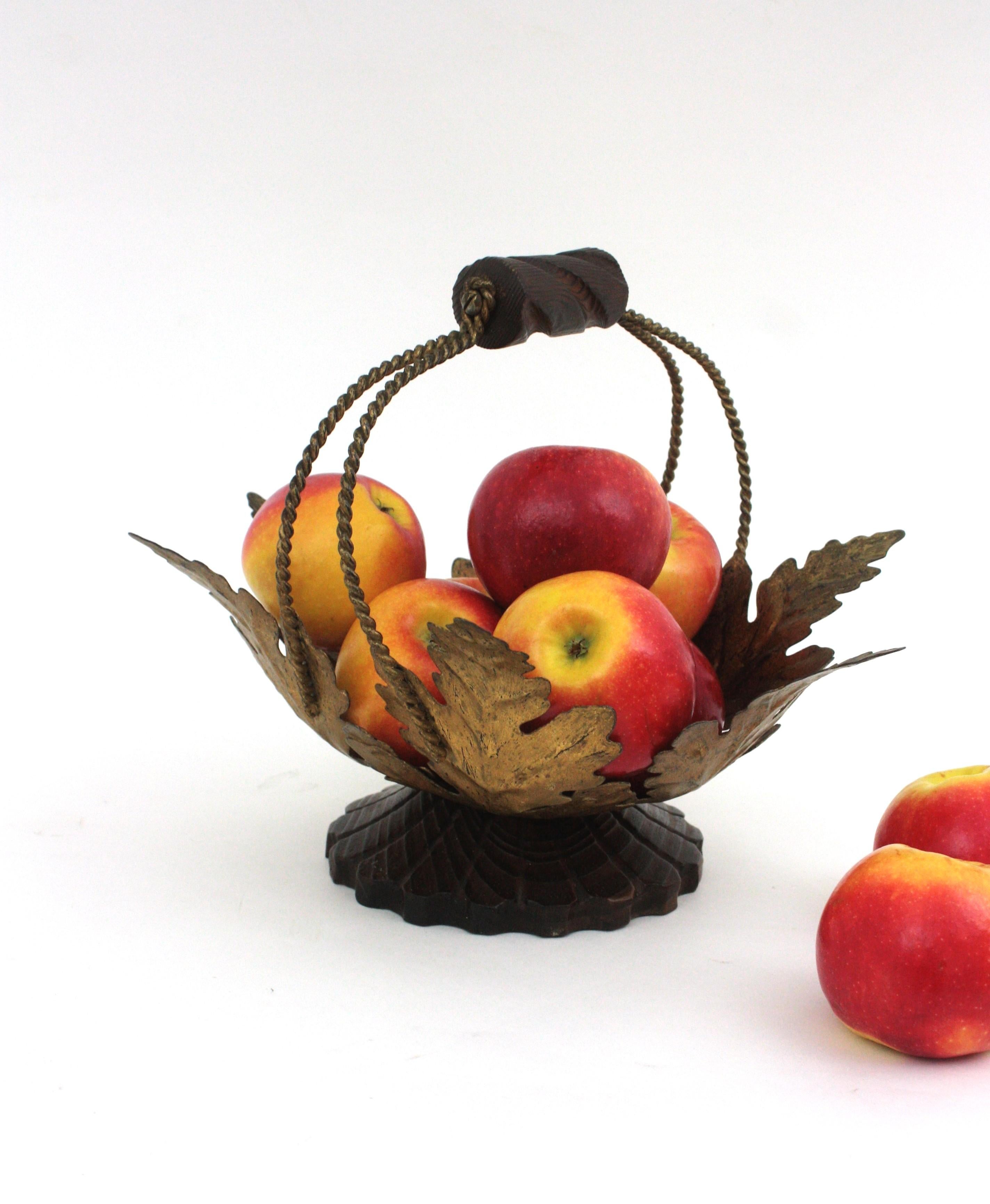 Spanish Foliage Centerpiece Basket Bowl in Gilt Iron & Wood In Good Condition For Sale In Barcelona, ES