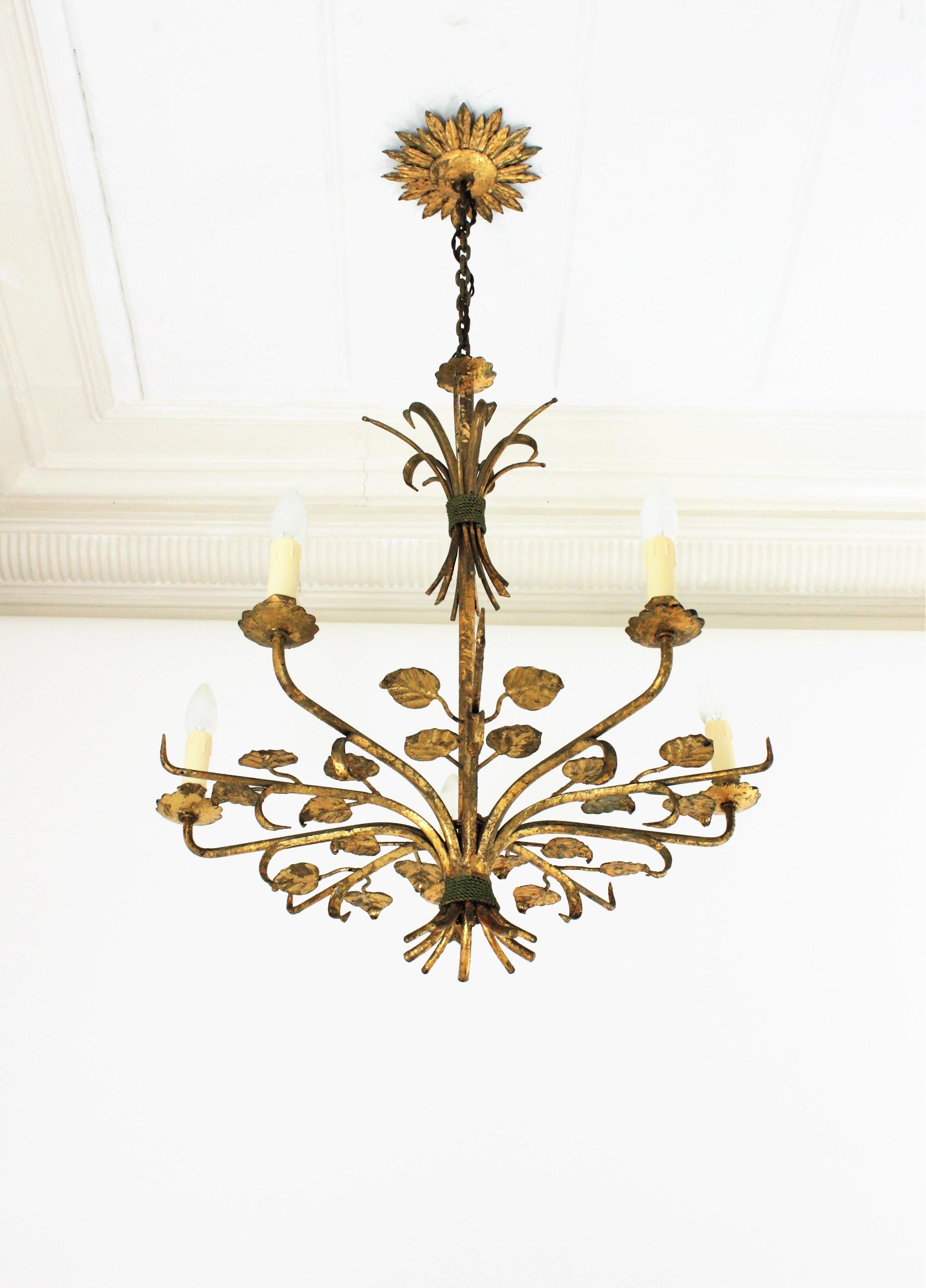 Spanish Foliage Chandelier in Gilt Iron In Good Condition In Barcelona, ES