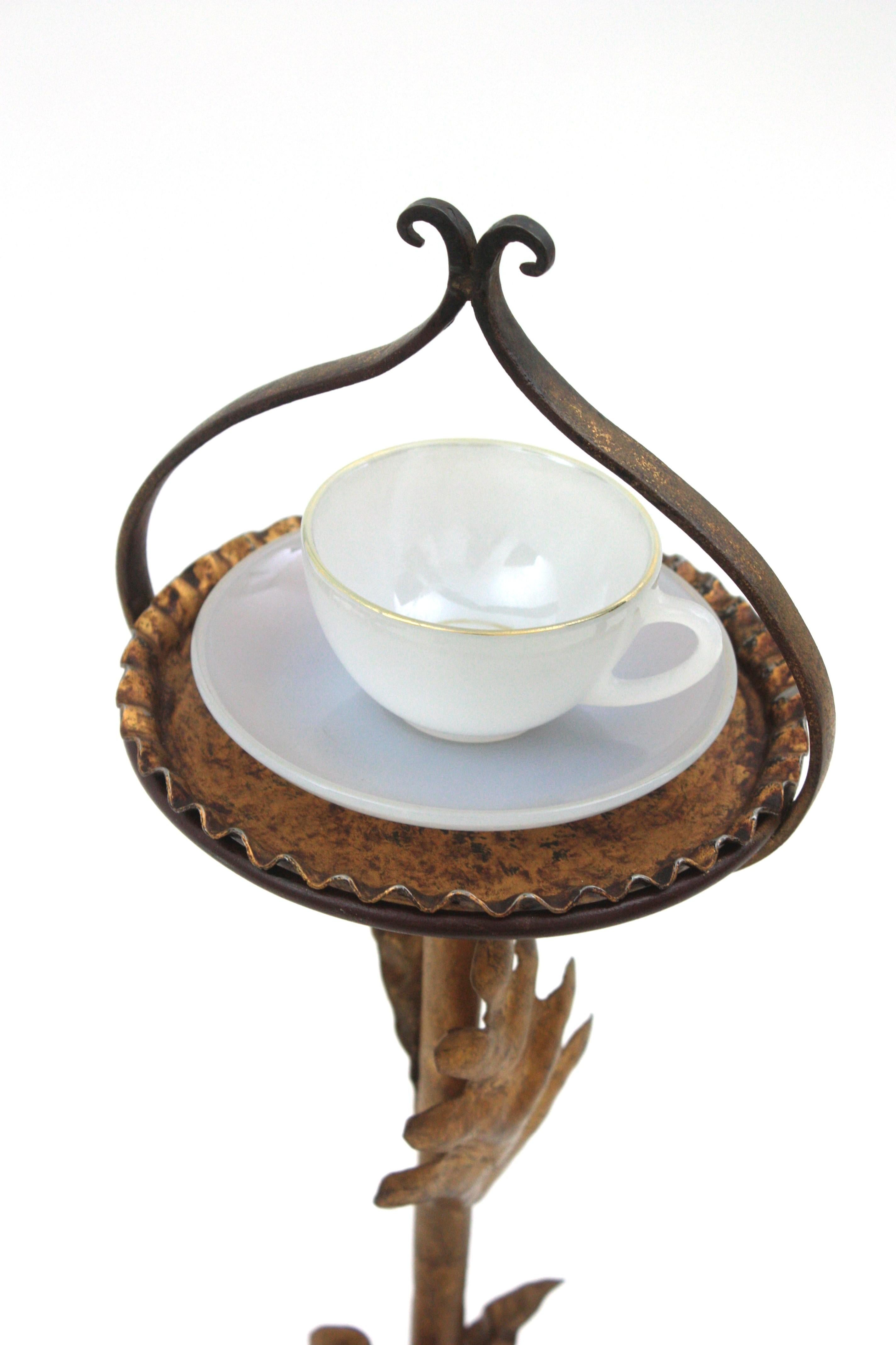 Spanish Foliage End Beistelltisch / Bodenaschenbecher aus vergoldetem Eisen im Angebot 2